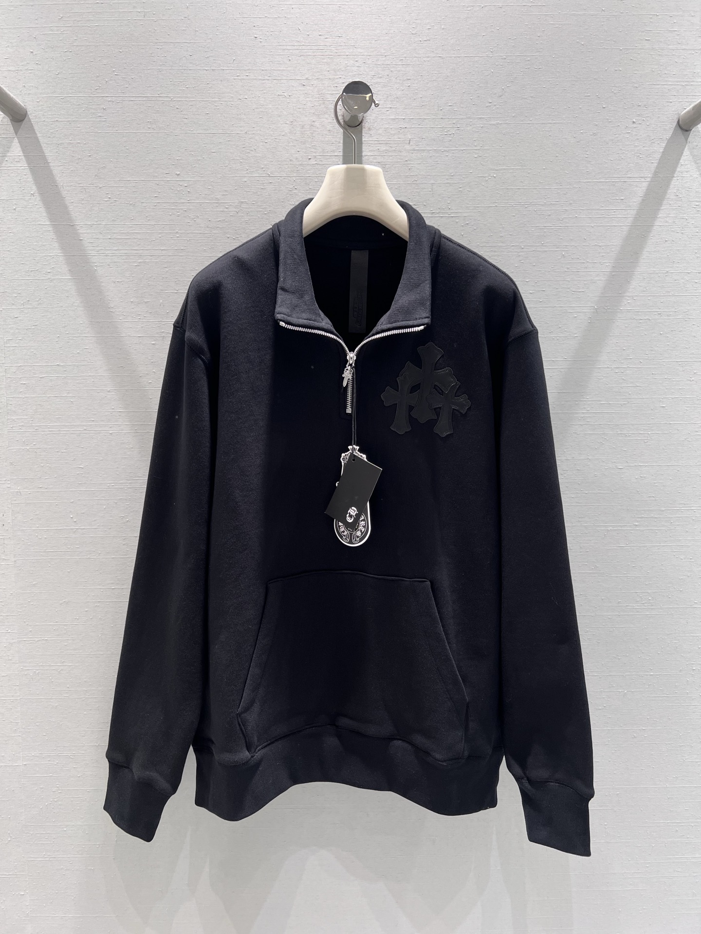 NO:625328,Support for exchange chrom*he*rts Chrom* Autumn and Winter Series // Half-zip stand-up collar sweatshirt, a super popular style in the luxury fashion circle, a must-have terry cotton fabric, taking into account both warmth and style. The iconic 'cross flower' pattern on the chest is made of leather three-dimensional embroidery technology, low-key and brand-recognizable; the overall is oversize and loose tailoring, which can be worn by men and women to create a lazy and trendy style. Available in two colors. SML real shot details, versace, chrome  hearts,hoodie,sweatshirts,alexander wang19860909支持换款 chrom*he*rts克罗**秋冬系列//半拉链立领卫衣奢潮圈超火款式潮人必备毛圈棉面料,兼顾保暖性和造型感,胸前标志性的“十字花”图案,采用拼皮立体刺绣工艺,低调中带着品牌辨识度；整体是oversize宽松剪裁,男女穿都能穿出慵懒潮范.两色可入.SML实拍细节,,versace,chrome hearts,hoodie,sweatshirts,alexander wang,Women's clothing