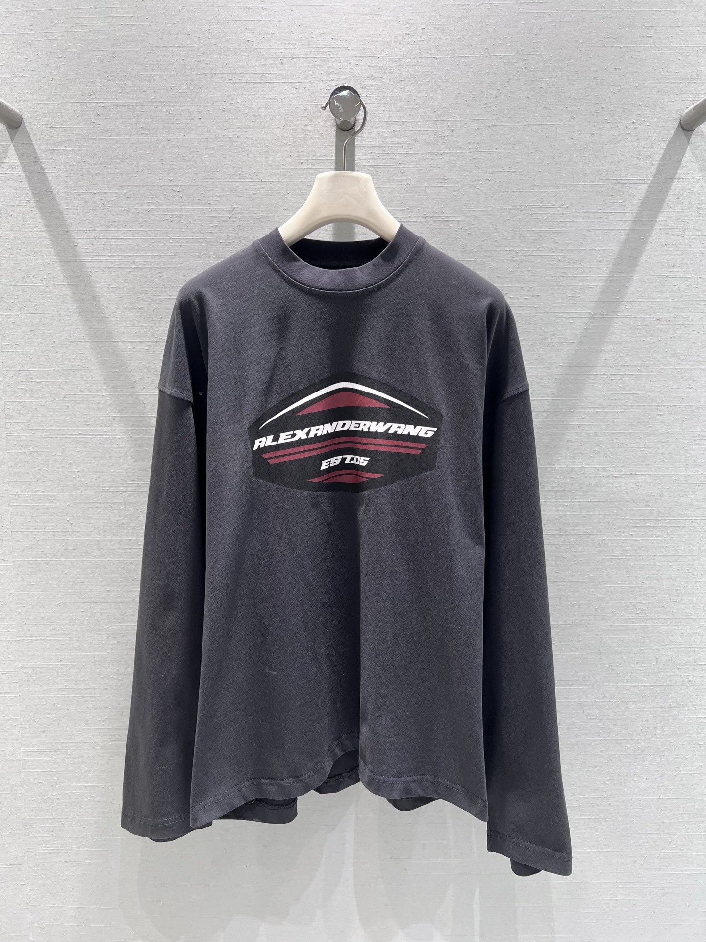 NO:625333,Supports exchange Alexander W*2025FW new autumn and winter series // Distressed long-sleeved T-shirt. The popular style that little red bloggers love is the overall washed and distressed dark gray tone, with a retro texture, which is more layered than ordinary solid color T-shirts; half-high collar + loose tailoring, full of laziness. The logo print on the chest is decorated with red and black geometric figures, and has a relaxed street feel ~ SML real shot details, tees, t-shirt, alexander wang19860909支持换款Alexander W*2025FW秋冬新品系列//做旧长袖T恤小红博主超爱的爆款整体是水洗做旧的深灰色调,自带复古质感,比普通纯色T恤更有层次；半高领+宽松剪裁,慵懒感十足胸前标识印花搭配红黑几何图形装饰,自带松弛的街头感~SML实拍细节,,tees，t-shirt,alexander wang,Women's clothing