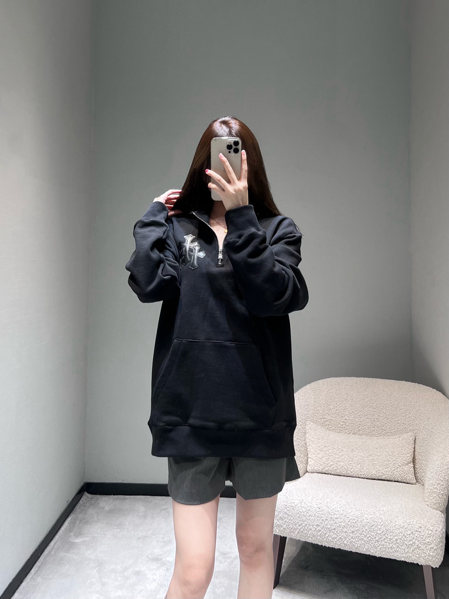 NO:625331,chrom*he*rts chrom*he*rts Chrom* Autumn and Winter Series // Half-zip stand-up collar sweatshirt is a must-have terry cotton fabric for luxury fashion circles and super popular styles. It has both warmth and style. The iconic 'cross flower' pattern on the chest uses three-dimensional leather patchwork embroidery technology, which is low-key and brand-recognizable; the overall is oversize and loose tailoring, which can be worn by men and women to create a lazy and trendy style. Available in two colors. SML, versace, chrome hearts, hoodie, sweatshirts, alexander  wang19860909chrom*he*rts克罗**秋冬系列//半拉链立领卫衣奢潮圈超火款式潮人必备毛圈棉面料,兼顾保暖性和造型感,胸前标志性的“十字花”图案,采用拼皮立体刺绣工艺,低调中带着品牌辨识度；整体是oversize宽松剪裁,男女穿都能穿出慵懒潮范.两色可入.SML,,versace,chrome hearts,hoodie,sweatshirts,alexander wang,Women's clothing