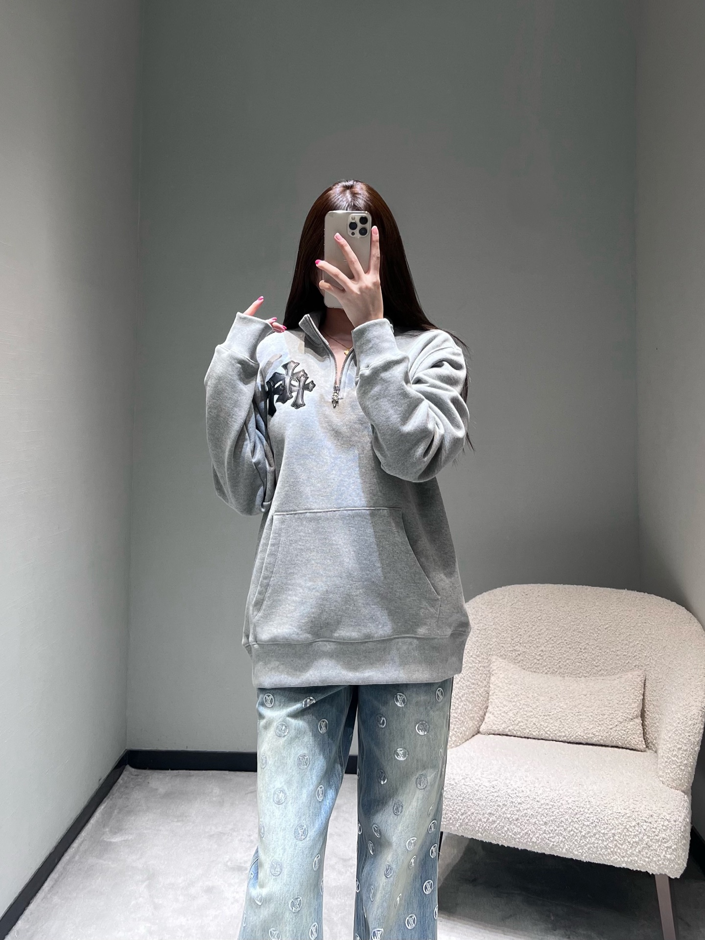 NO:625337,chrom*he*rts chrom*he*rts Chrom* Autumn and Winter Series // Half-zip stand-up collar sweatshirt is a must-have terry cotton fabric for luxury fashion circles and super popular styles. It has both warmth and style. The iconic 'cross flower' pattern on the chest uses three-dimensional leather patchwork embroidery technology, which is low-key and brand-recognizable; the overall is oversize and loose tailoring, which can be worn by men and women to create a lazy and trendy style. Available in two colors. SML, versace, chrome hearts, hoodie, sweatshirts, alexander  wang19860909chrom*he*rts克罗**秋冬系列//半拉链立领卫衣奢潮圈超火款式潮人必备毛圈棉面料,兼顾保暖性和造型感,胸前标志性的“十字花”图案,采用拼皮立体刺绣工艺,低调中带着品牌辨识度；整体是oversize宽松剪裁,男女穿都能穿出慵懒潮范.两色可入.SML,,versace,chrome hearts,hoodie,sweatshirts,alexander wang,Women's clothing