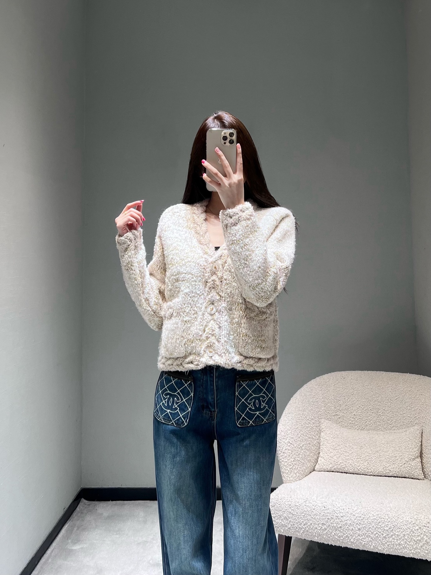 NO:625348,Chane* 25 autumn and winter limited high-end new product series // Tweed short knitted cardigan is made of mixed-color tweed fabric, light gold yarn, with a hazy 'matte luster', fluffy and soft touch, V-neck + metal buttons, three-dimensional patch pockets on both sides of the front placket, and the edges are edged with thick lines of the same fabric, which is a highly recognizable detail design of Xiaoxiangfeng. SML,,chanel,alexander wang19860909Chane* 25秋冬限定高级新品系列//粗花呢短款针织开衫采用混色粗花呢面料,淡金纱线,自带朦胧的“雾面光泽”,触感蓬松软糯,V领+金属纽扣,前襟两侧做了立体贴袋,边缘用同面料的粗线勾边,是小香风辨识度很高的细节设计.SML,,chanel,alexander wang,Women's clothing