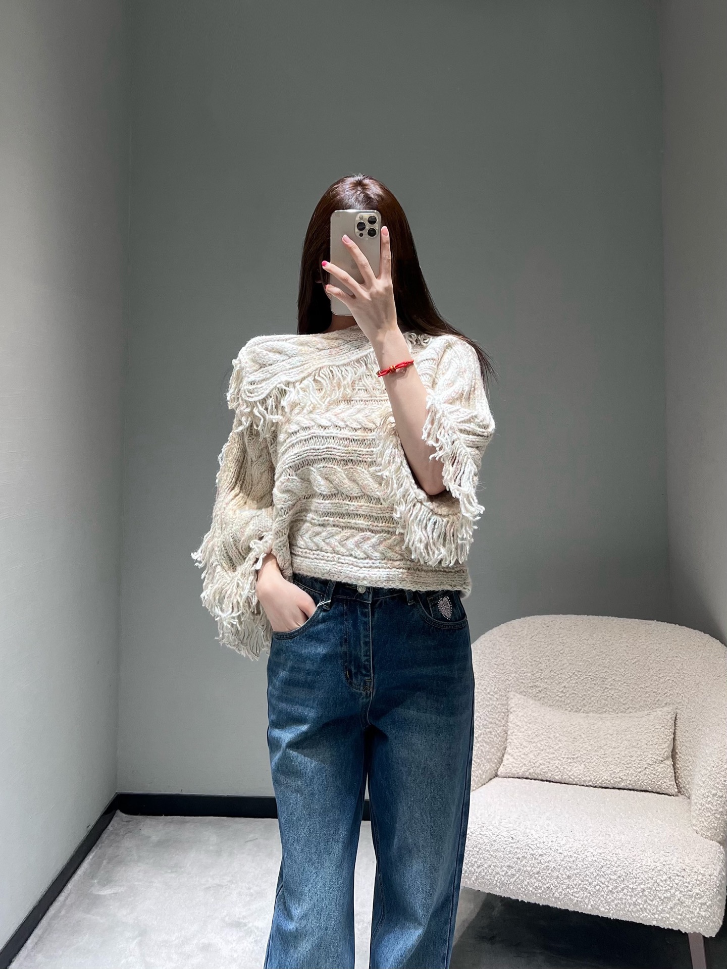 NO:625354,25 autumn and winter limited high-end new product series // Thick knitted fringed sweater in light khaki color with gentle filter, twist texture + edge fringe adds a retro atmosphere, loose version can hide the flesh without weighing down the body; full of sweet and cool feeling. SML,,sweaters,alexander wang1986090925秋冬限定高级新品系列//粗针织流苏毛衣浅卡其杂色自带温柔滤镜,麻花肌理+边缘流苏增加了复古氛围感,宽松版型既能藏肉又不压个子；甜酷感拉满.SML,,sweaters,alexander wang,Women's clothing