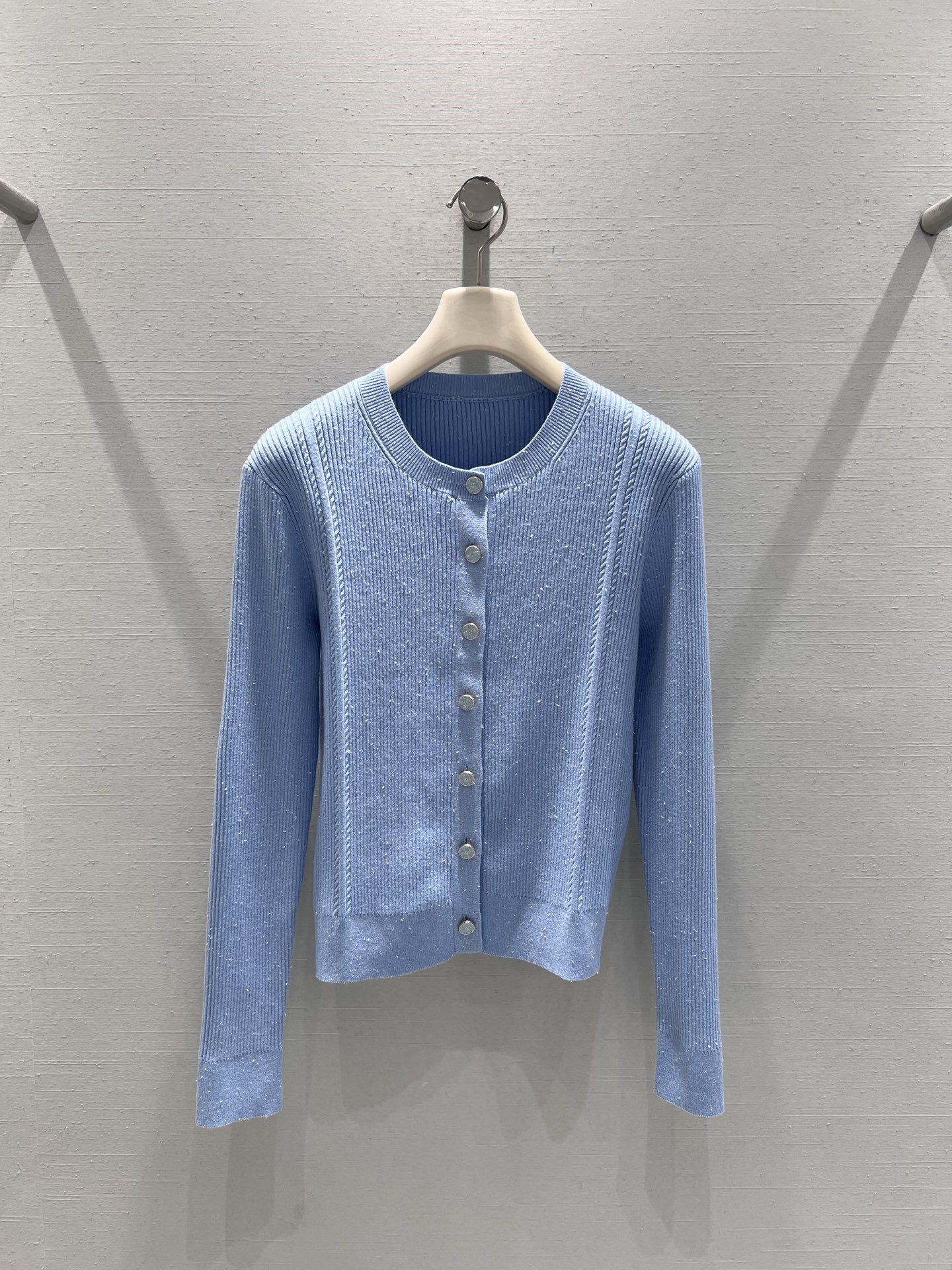 NO:627509,Support the replacement of the 25 autumn and winter new product series. It uses vertical pit strip knitted fabrics with good elasticity and wrapping feeling, fresh colors and exquisite details. It can be worn alone or layered. It adopts a slim and slightly elastic short version. The buttons of the same color at the placket are the finishing touch, low-key and exquisite; the body is woven with fine shiny silk, which will reveal a delicate luster under the light, giving it a gentle atmosphere. SML real shot details, alexander wang19860909支持换款25秋冬新品系列 选用竖坑条针织面料,良好的弹性与包裹感,清新色调与精致细节,既能单穿也能叠搭,采用修身微弹的短款版型,门襟处的同色系纽扣是点睛之笔,低调精致；衣身织入细闪亮丝,在光线下会透出细腻光泽,自带温柔氛围感.SML实拍细节,,alexander wang,Women's clothing