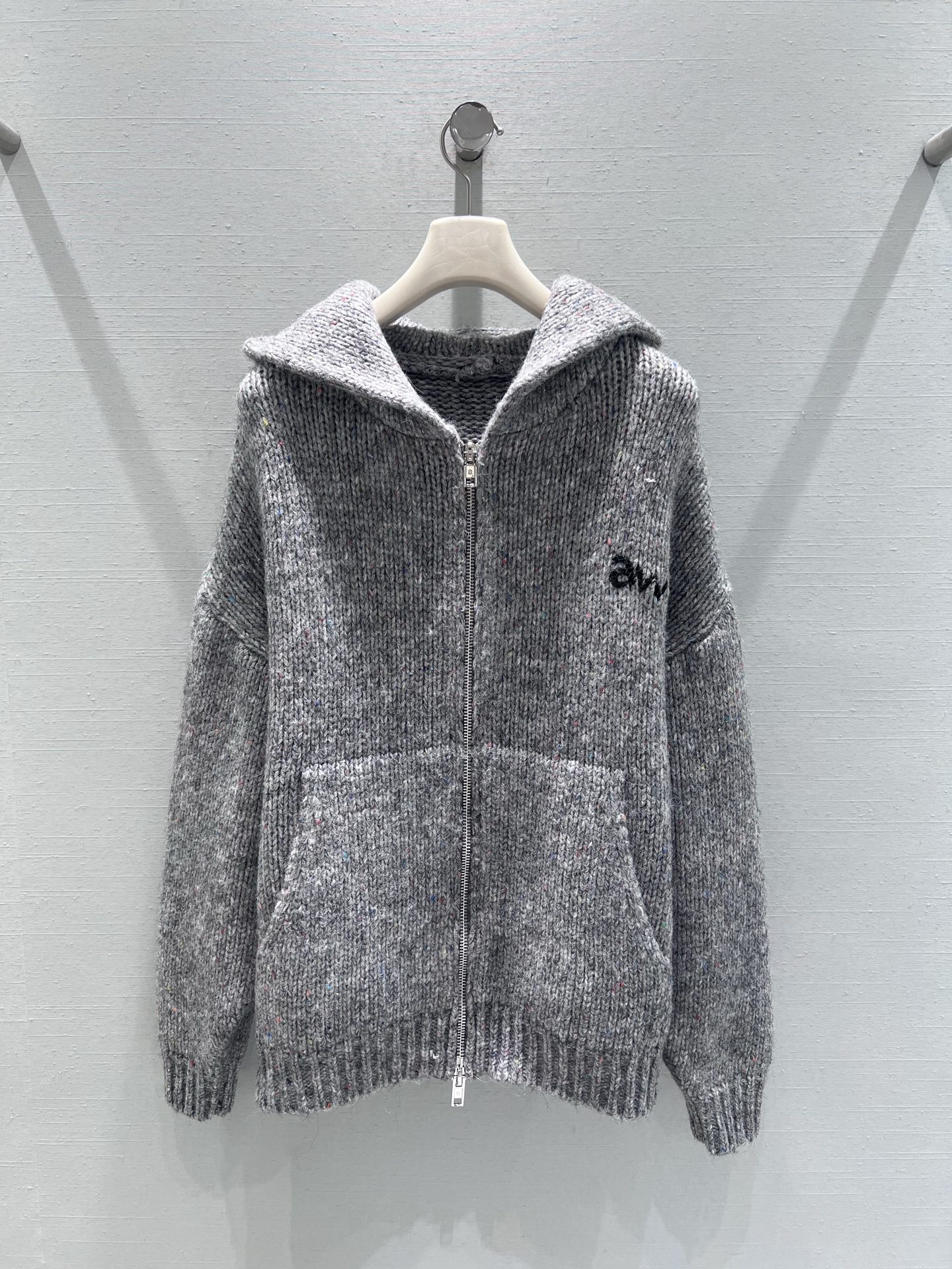 NO:628656,Supports exchange of Alexander W*FW new autumn and winter product series // King hooded knitted zipper cardigan YB develops the top version with variegated yarns woven into the body. The basic gray has more layers and a retro feel; the 'aw' letter embroidery on the left chest is simple and not exaggerated, using thick knitted texture fabrics, soft and fluffy to the touch; the oversize version + retro variegated texture create a relaxed and textured autumn and winter casual style. SML real shot details, versace, alexander  wang,hats,alexander wang19860909支持换款Alexander W*FW秋冬新品系列//大王连帽针织拉链开衫YB开发顶级版本衣身织入杂色纱线,基础灰色多了层次与复古感；左胸的“aw”字母刺绣简约不浮夸,选用粗针织纹理面料,触感柔软蓬松；oversize版型+复古杂色纹理,打造出松弛又有质感的秋冬休闲风.SML实拍细节,,versace,alexander wang,hats,alexander wang,Women's clothing