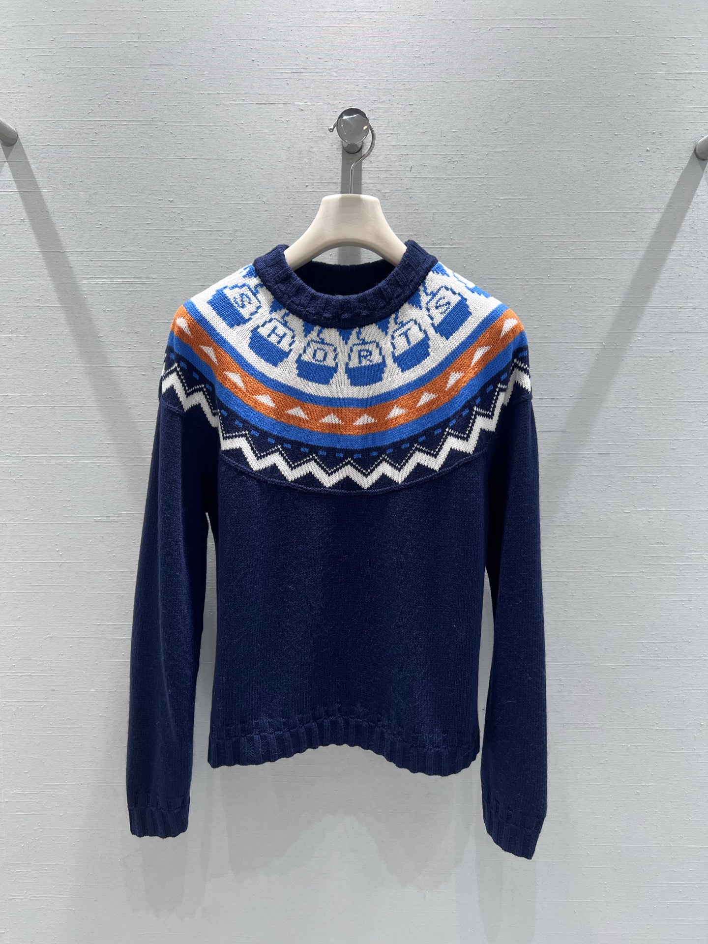 NO:627570,Supports exchange of 25 Christmas-themed limited series // Fair Isle jacquard knitted sweater Christmas-themed battle suit, adopts classic round neck + shoulder jacquard design. The Fair Isle pattern from the collar to the shoulders is the core highlight, retaining the retro atmosphere of traditional Nordic patterns. The solid color body of the body is simple and not cluttered, making the jacquard details the visual focus. SML real shot details, sweaters, alexander wang19860909支持换款25圣诞主题限定序列//费尔岛提花针织毛衣圣诞主题战衣,采用经典圆领+肩部提花设计领口至肩部的费尔岛花纹是核心亮点,保留了北欧传统花纹的复古氛围,衣身纯色主体简约不杂乱,让提花细节成为视觉焦点.SML实拍细节,,sweaters,alexander wang,Women's clothing