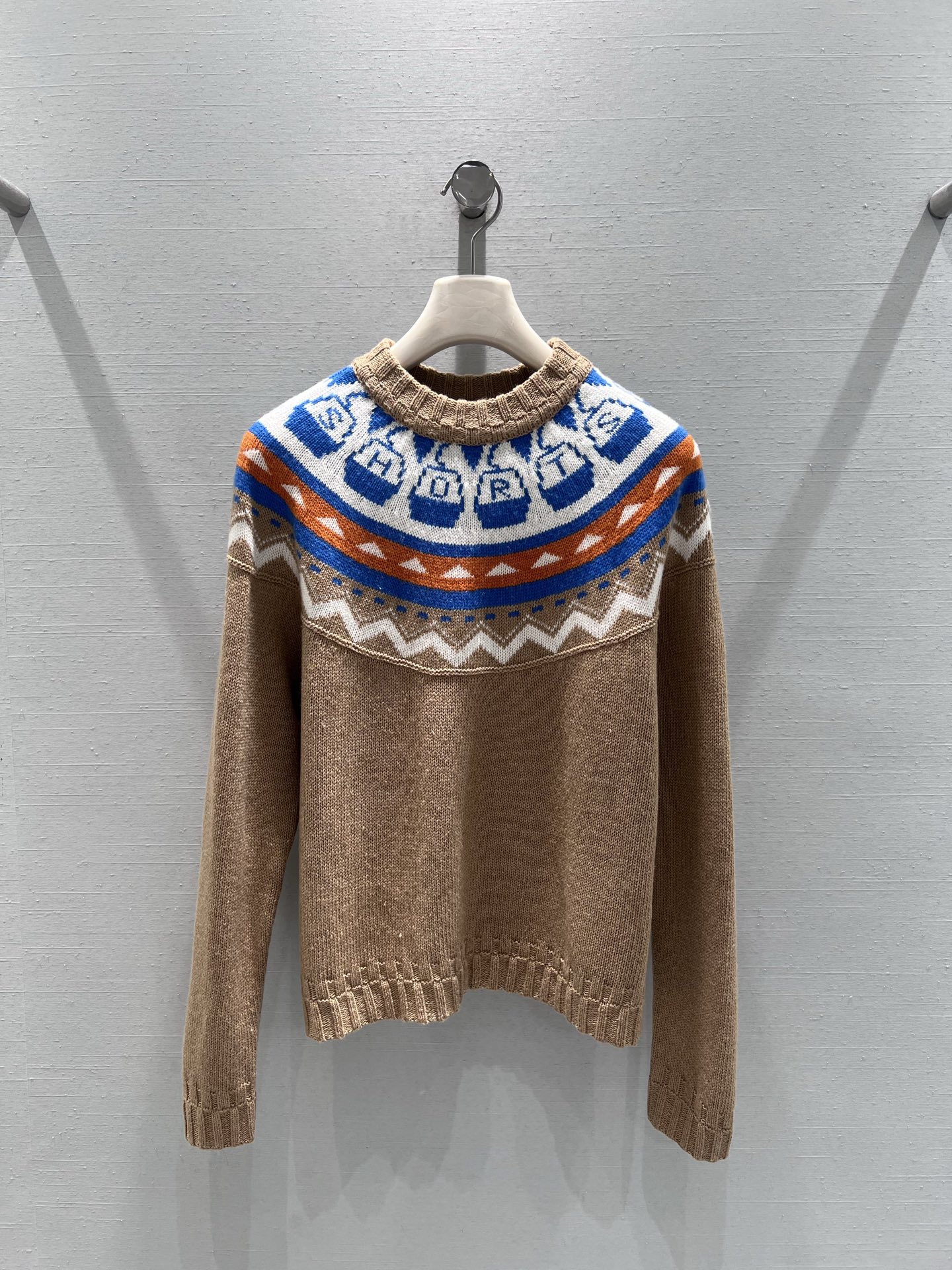 NO:627554,Supports exchange of 25 Christmas-themed limited series // Fair Isle jacquard knitted sweater Christmas-themed battle suit, adopts classic round neck + shoulder jacquard design. The Fair Isle pattern from the collar to the shoulders is the core highlight, retaining the retro atmosphere of traditional Nordic patterns. The solid color body of the body is simple and not cluttered, making the jacquard details the visual focus. SML real shot details, sweaters, alexander wang19860909支持换款25圣诞主题限定序列//费尔岛提花针织毛衣圣诞主题战衣,采用经典圆领+肩部提花设计领口至肩部的费尔岛花纹是核心亮点,保留了北欧传统花纹的复古氛围,衣身纯色主体简约不杂乱,让提花细节成为视觉焦点.SML实拍细节,,sweaters,alexander wang,Women's clothing