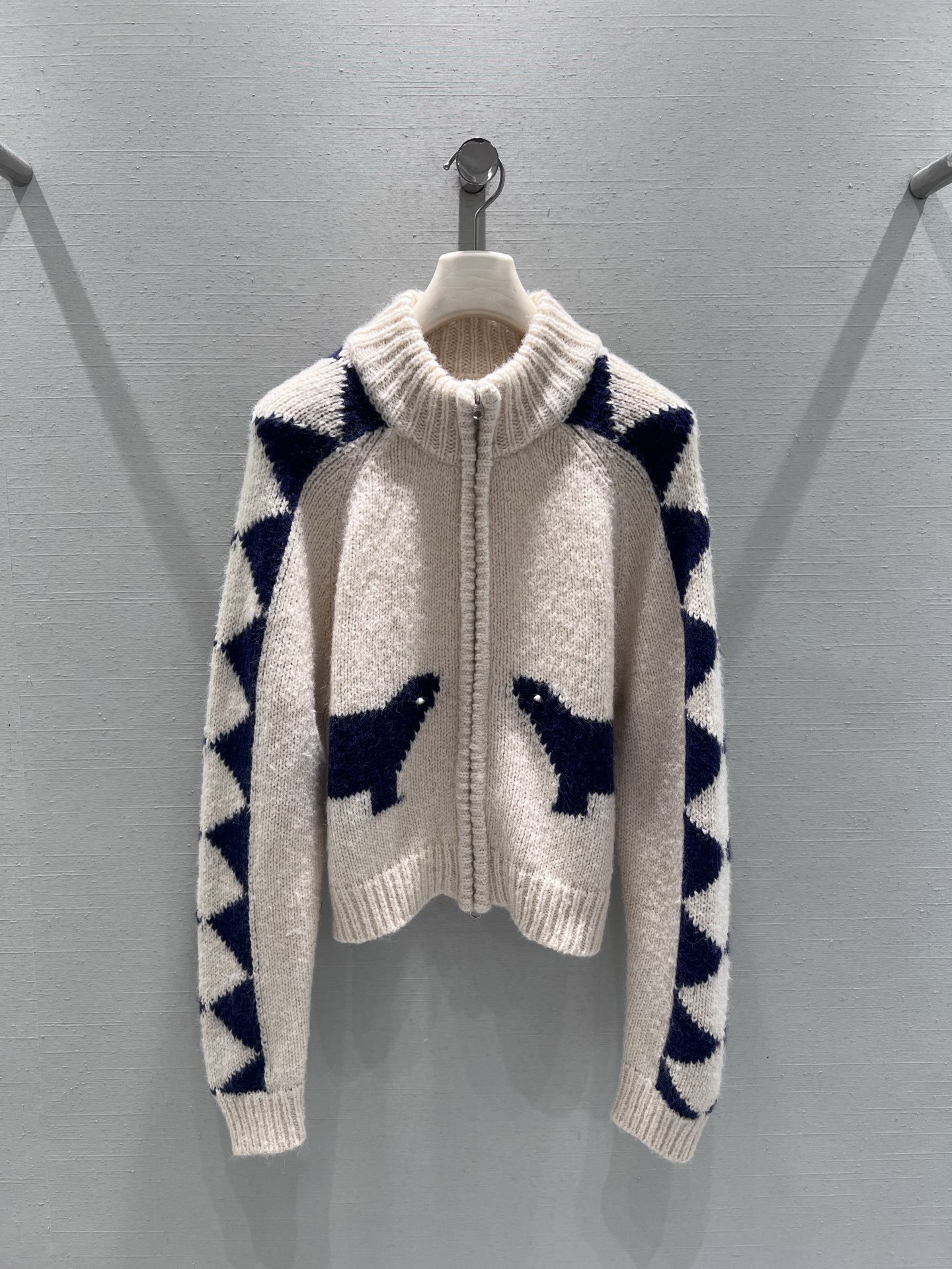 NO:627538,Support exchange of 25 Christmas theme limited series // Polar bear jacquard knitted zipper cardigan; Christmas theme battle suit, polar bear + geometric jacquard body. The 'double polar bear' pattern on the front is cute and smart, and the triangular geometric pattern on the shoulder sleeves echoes the main pattern, bringing full warmth in the cold winter. SML real shot details, alexander wang19860909支持换款 25圣诞主题限定序列//北极熊提花针织拉链开衫；圣诞主题战衣,北极熊+几何提花衣身正面的“双北极熊”图案可爱灵动,肩袖处的三角几何纹路与主体图案呼应,在寒冷的冬天带来满满暖意.SML实拍细节,,alexander wang,Women's clothing