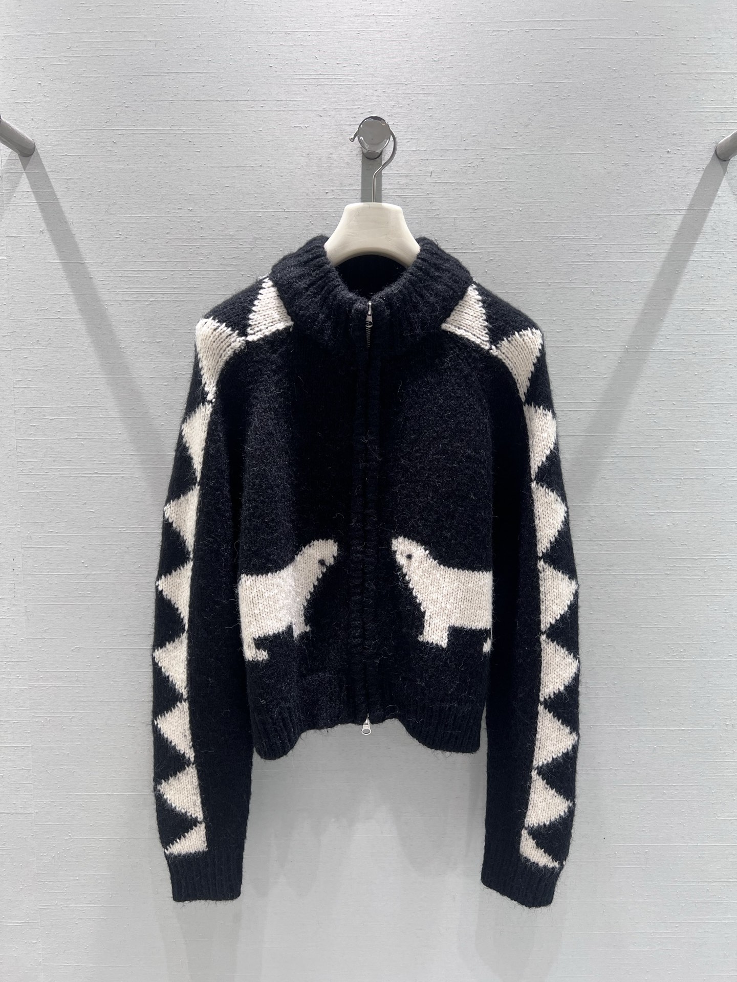 NO:627520,Support exchange of 25 Christmas theme limited series // Polar bear jacquard knitted zipper cardigan; Christmas theme battle suit, polar bear + geometric jacquard body. The 'double polar bear' pattern on the front is cute and smart, and the triangular geometric pattern on the shoulder sleeves echoes the main pattern, bringing full warmth in the cold winter. SML real shot details, alexander wang19860909支持换款 25圣诞主题限定序列//北极熊提花针织拉链开衫；圣诞主题战衣,北极熊+几何提花衣身正面的“双北极熊”图案可爱灵动,肩袖处的三角几何纹路与主体图案呼应,在寒冷的冬天带来满满暖意.SML实拍细节,,alexander wang,Women's clothing