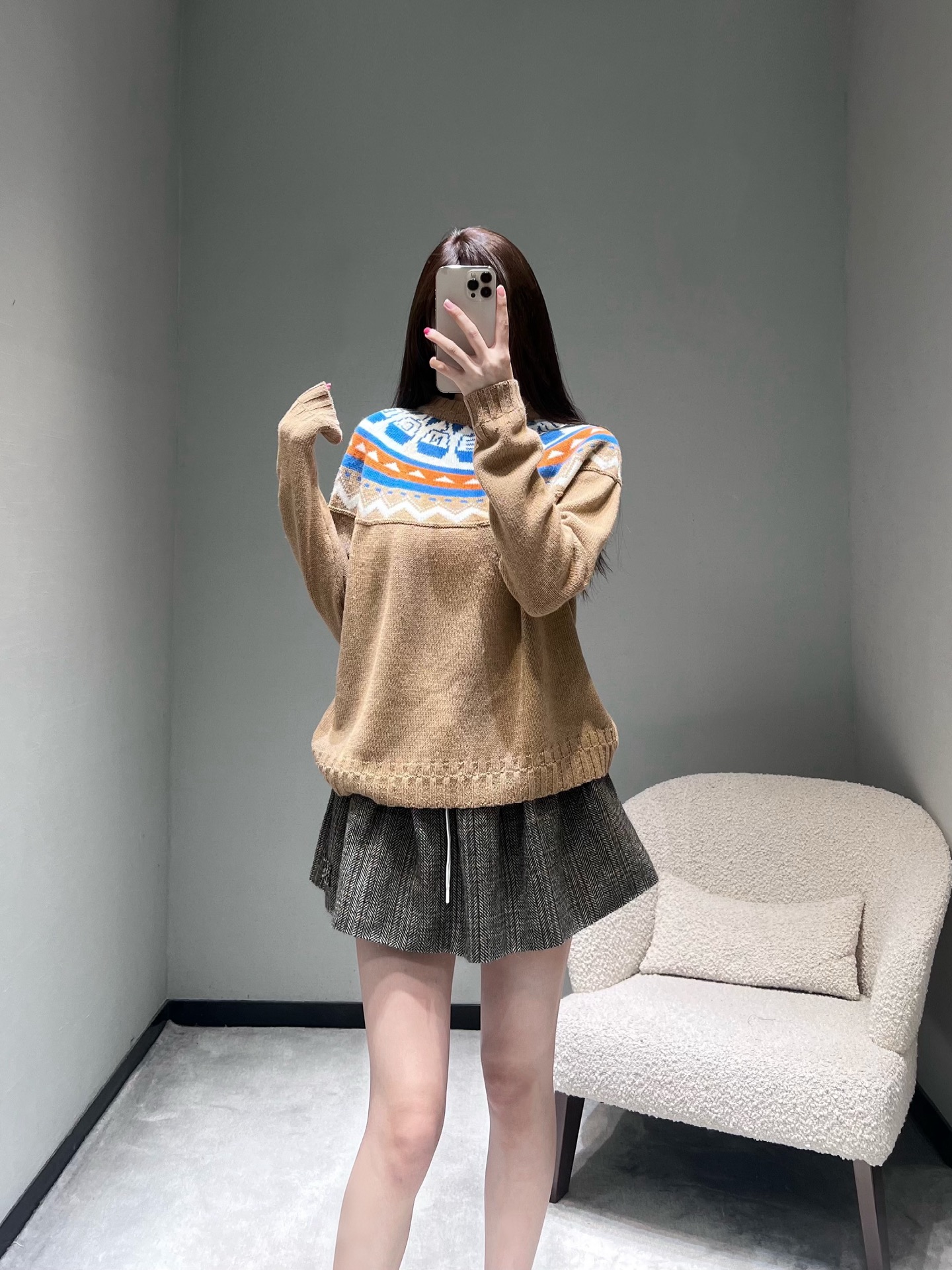 NO:627562,25 Christmas themed limited series // Fair Isle jacquard knitted sweater Christmas theme battle suit, using classic round neck + shoulder jacquard design. The Fair Isle pattern from the collar to the shoulders is the core highlight, retaining the retro atmosphere of traditional Nordic patterns. The solid color body of the body is simple and not cluttered, allowing the jacquard details to become the visual focus. SML,,sweaters,alexander wang1986090925圣诞主题限定序列//费尔岛提花针织毛衣圣诞主题战衣,采用经典圆领+肩部提花设计领口至肩部的费尔岛花纹是核心亮点,保留了北欧传统花纹的复古氛围,衣身纯色主体简约不杂乱,让提花细节成为视觉焦点.SML,,sweaters,alexander wang,Women's clothing