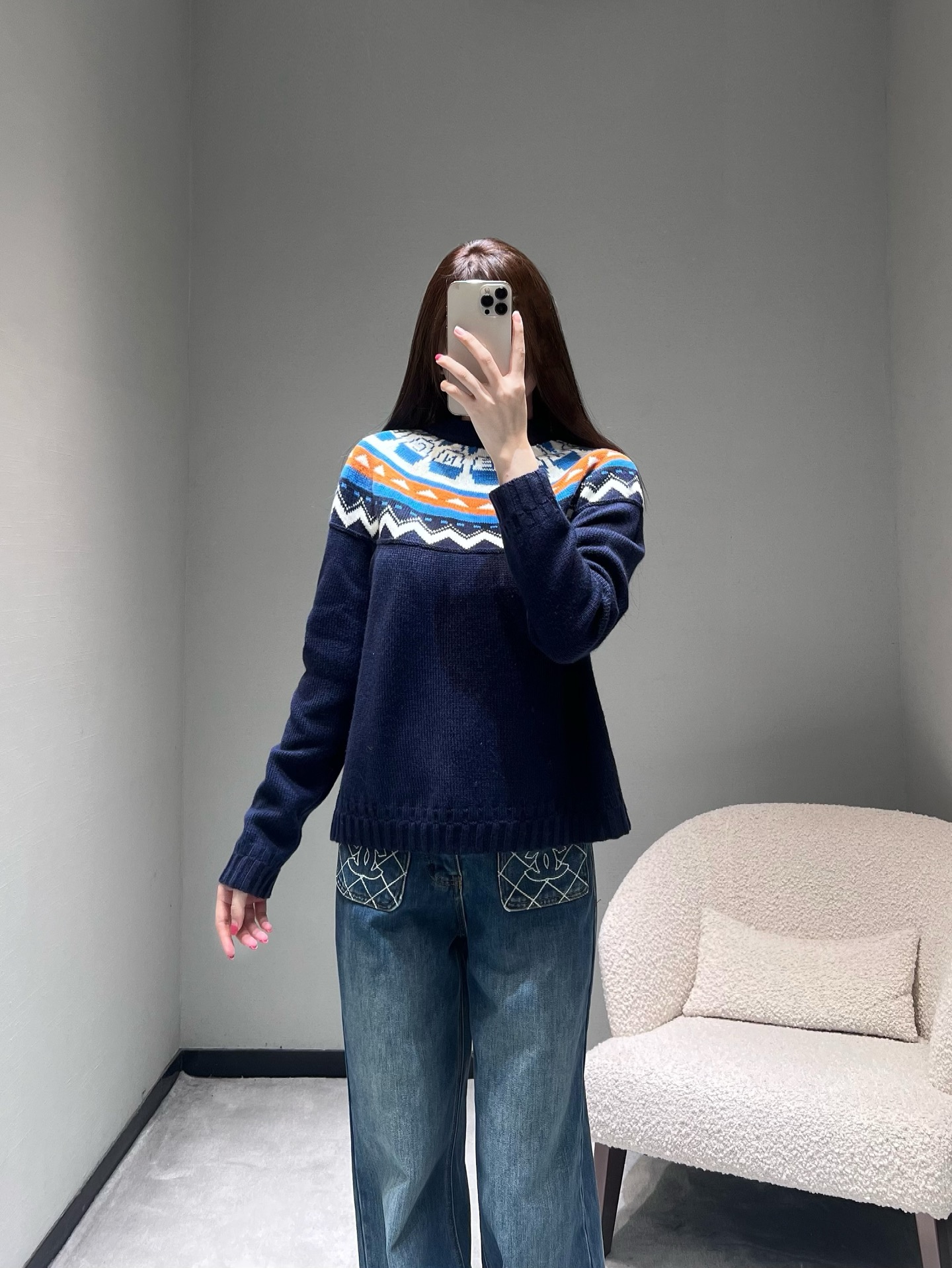 NO:627578,25 Christmas-themed limited series // Fair Isle jacquard knitted sweater Christmas-themed battle suit, using a classic round neck + shoulder jacquard design. The Fair Isle pattern from the collar to the shoulders is the core highlight, retaining the retro atmosphere of traditional Nordic patterns. The solid color body of the body is simple and not cluttered, allowing the jacquard details to become the visual focus. SML,, sweaters, alexander wang1986090925圣诞主题限定序列//费尔岛提花针织毛衣圣诞主题战衣,采用经典圆领+肩部提花设计领口至肩部的费尔岛花纹是核心亮点,保留了北欧传统花纹的复古氛围,衣身纯色主体简约不杂乱,让提花细节成为视觉焦点.SML,,sweaters,alexander wang,Women's clothing