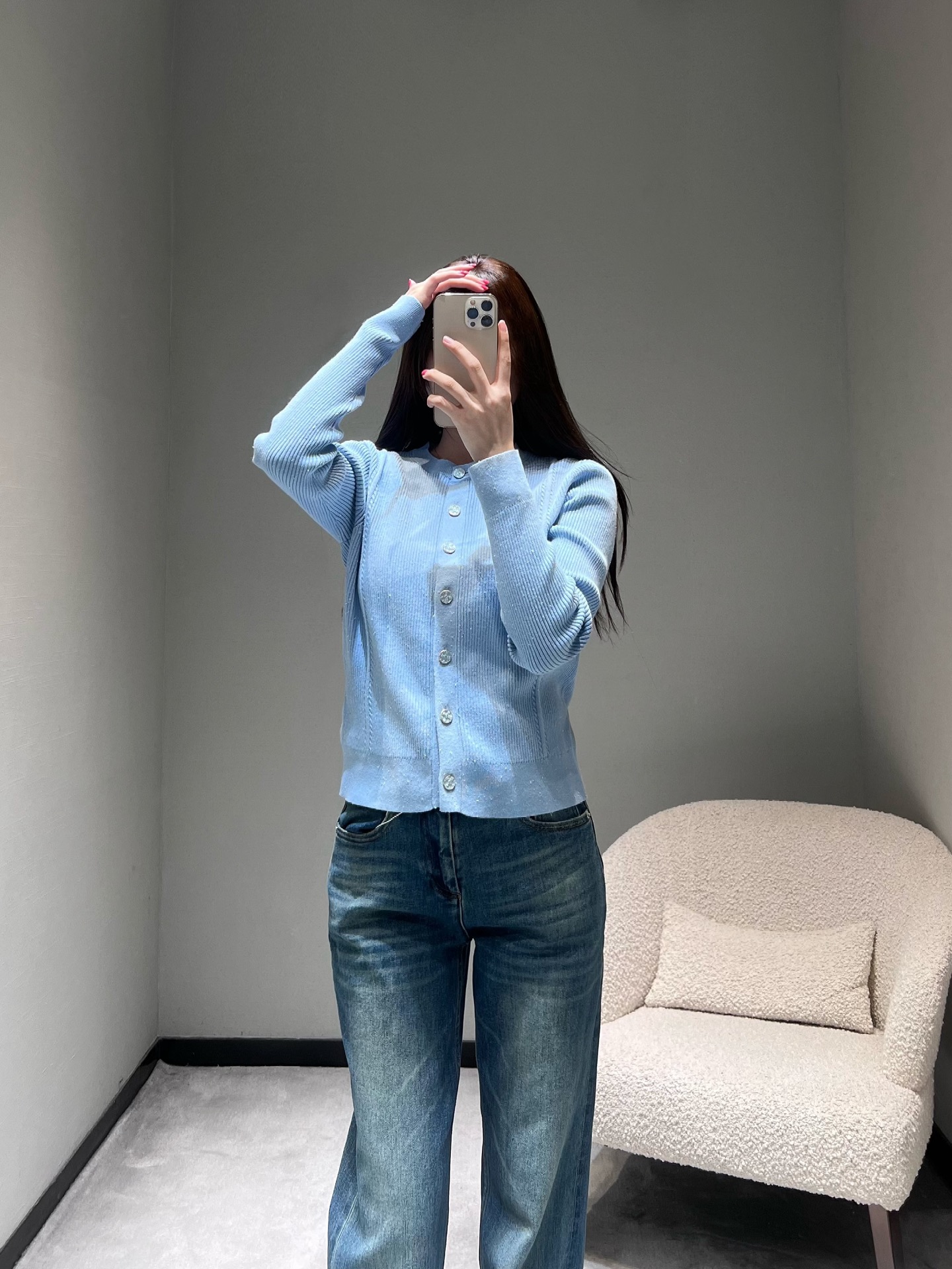 NO:627517,The 25 autumn and winter new product series uses vertical pit strip knitted fabrics with good elasticity and wrapping feel, fresh colors and exquisite details. It can be worn alone or layered. It adopts a slim and slightly elastic short version. The buttons of the same color at the placket are the finishing touch, low-key and exquisite; the body is woven with fine shiny silk, which will reveal a delicate luster under the light, giving it a gentle atmosphere. SML,, alexander wang1986090925秋冬新品系列 选用竖坑条针织面料,良好的弹性与包裹感,清新色调与精致细节,既能单穿也能叠搭,采用修身微弹的短款版型,门襟处的同色系纽扣是点睛之笔,低调精致；衣身织入细闪亮丝,在光线下会透出细腻光泽,自带温柔氛围感.SML,,alexander wang,Women's clothing