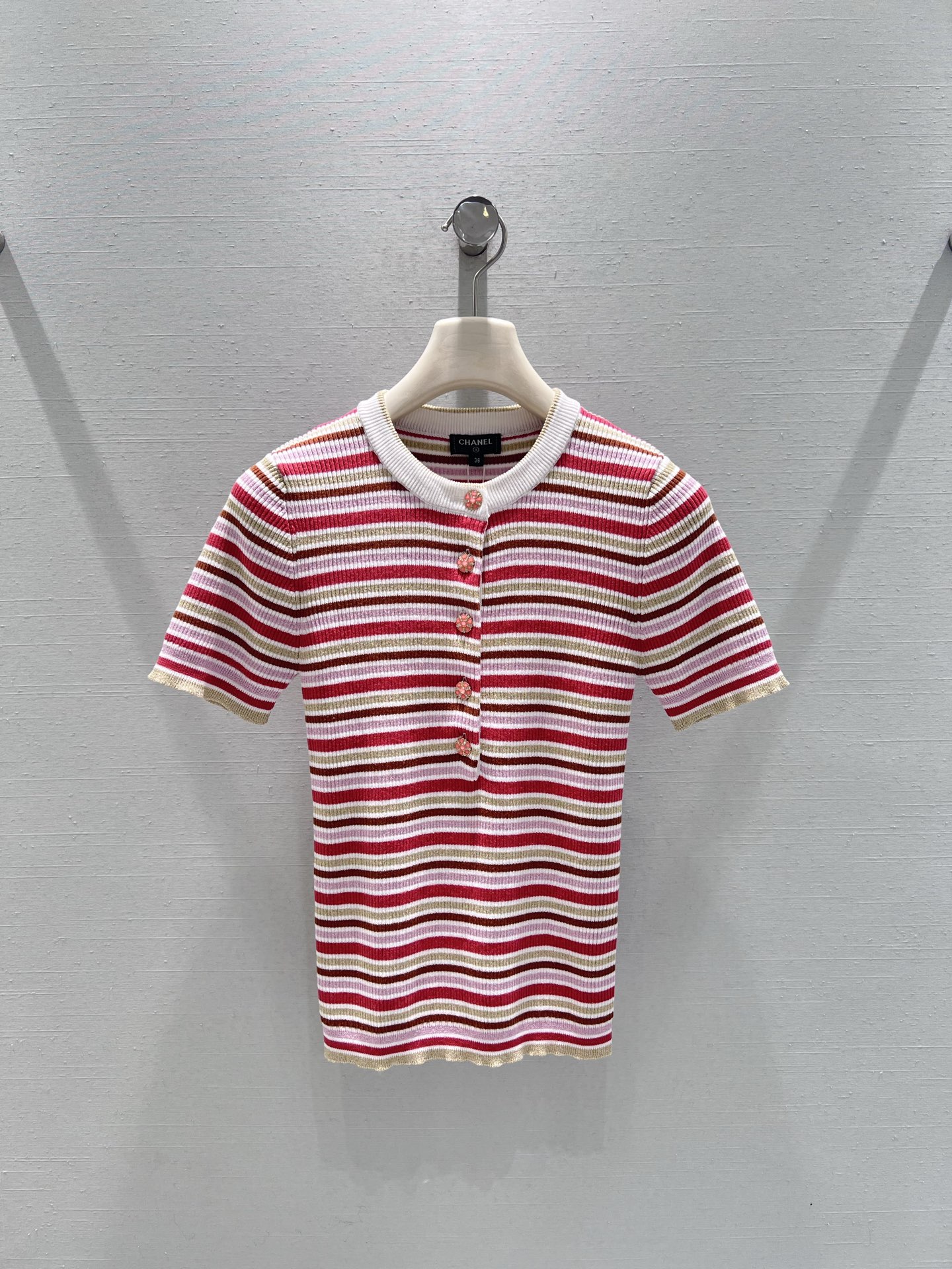 NO:628671,Supports replacement Chan*L autumn and winter classic series/fine stripes, made of elastic pitted knitted fabric, which fits the body shape while retaining comfort. The collar, cuffs and hems are all piped in the same color; the most eye-catching double C button is like a flower embedded in it, with a pink gem-like luster, continuing Xiaoxiang’s exquisite genes. SML real shot details,,chanel,alexander wang19860909支持换款Chan*L秋冬经典系列/细密条纹,采用弹力坑条针织面料,贴合身形又保留舒适感.领口袖口下摆均做了同色系滚边处理；最亮眼的双C纽扣,如同花朵镶嵌其中,粉宝石质感般的光泽,延续了小香的精致基因.SML实拍细节,,chanel,alexander wang,Women's clothing