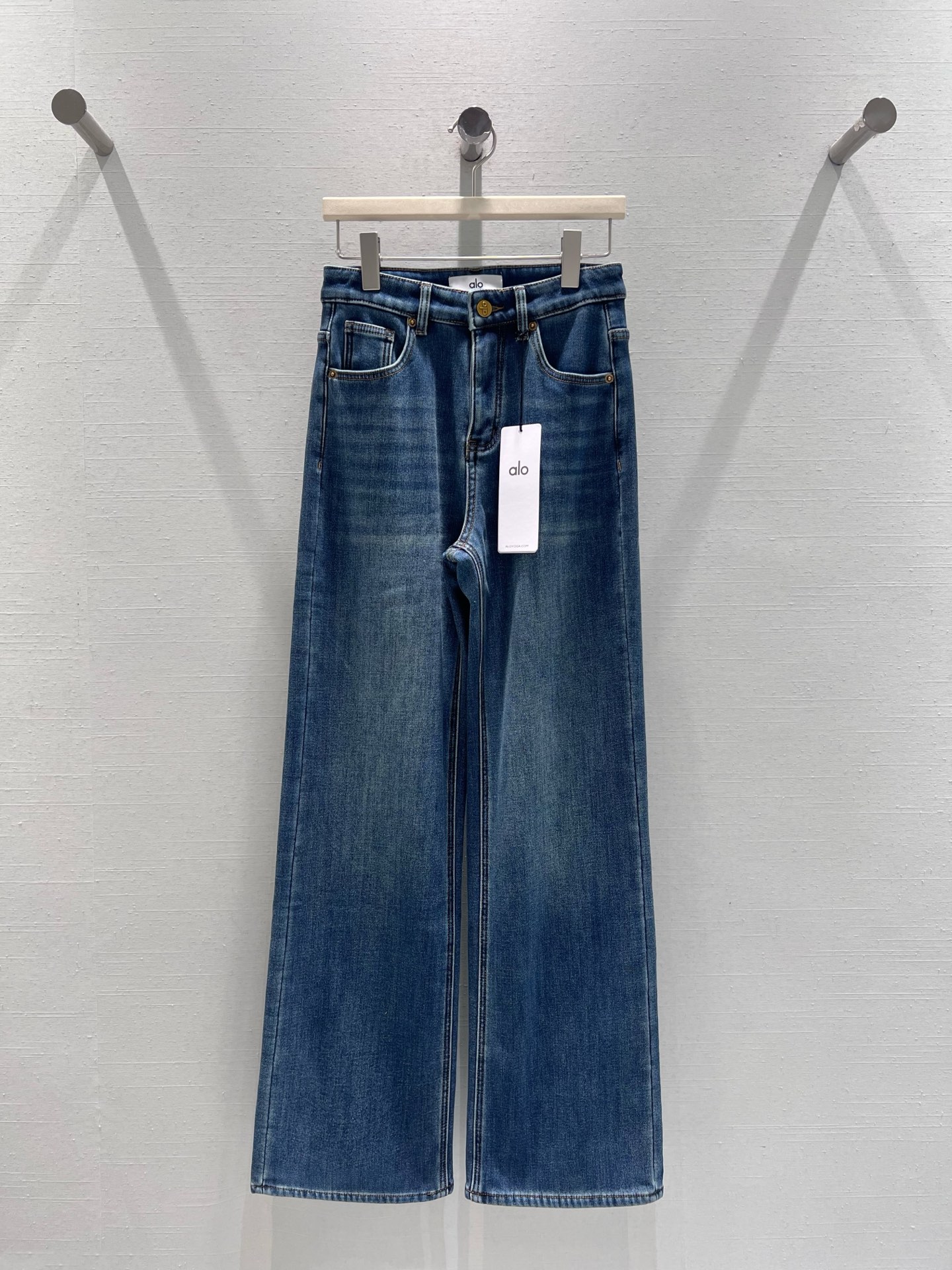 NO:628644,Supports replacement of Alo*25 autumn and winter limited new product series // Retro washed velvet jeans with gradient wash, high waist design to naturally tighten the waistline and optimize body proportions; loose pants hang naturally from the hips and legs, which can not only modify the leg shape, but also bring a casual and lazy atmosphere. SML real shot details, jeans, alexander wang19860909支持换款Alo*25秋冬限定新品系列//复古水洗加绒牛仔裤渐变水洗,高腰设计自然收束腰线,优化身材比例；宽松裤管从臀腿处自然垂坠,既能修饰腿型,又自带随性慵懒的氛围.SML实拍细节,,jeans,alexander wang,Women's clothing