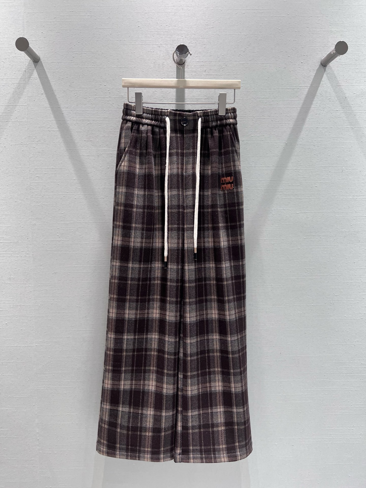 NO:628628,Supports exchange of MIU*25FW new autumn and winter products. The thickened woolen fabric waist adopts an elastic waist + drawstring design, with button decoration, and the side seams of the trousers are decorated with small letter logos, simple and unobtrusive; loose wide legs, strong drape, Korean retro lazy style, classic plaid elements suitable for autumn and winter atmosphere. SML real shot details, miumiu, alexander wang19860909支持换款MIU*25FW秋冬新品 加厚呢子面料腰部采用松紧腰+抽绳设计,搭配纽扣装饰,裤身侧缝点缀小巧字母标识,简约不突兀；宽松阔腿型,垂坠感强,韩系复古慵懒风,经典格纹元素适配秋冬氛围感穿搭.SML实拍细节,,miumiu,alexander wang,Women's clothing