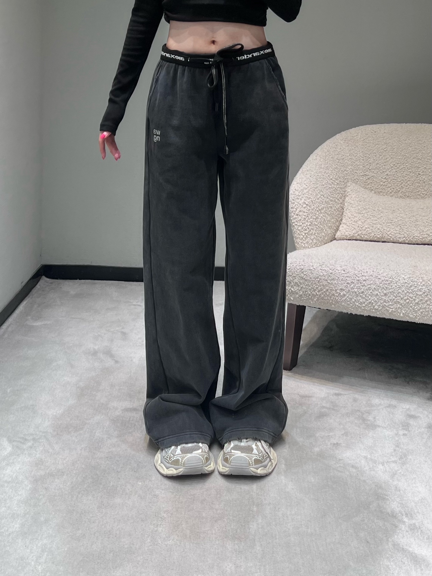 NO:628603,jAlexander W*FW new autumn and winter product series // AW Wang washed and distressed wide-leg casual trousers, washed and distressed, showing a retro gray texture, the waist is designed with a letter web elastic waist + drawstring; the side seams of the trousers are embellished with the letters 'wang'; the trouser legs are processed with holes and rough edges to strengthen the retro street tone; full of American street style. SML,, alexander wang, alexander wang19860909jAlexander W*FW秋冬新品系列//AW大王水洗做旧阔腿休闲长裤水洗做旧工艺,呈现复古灰调质感、腰部采用字母织带松紧腰+抽绳设计；裤身侧缝点缀“wang”字母；裤脚做破洞毛边处理,强化复古街头调性；美式街头风十足.SML,,alexander wang,alexander wang,Women's clothing