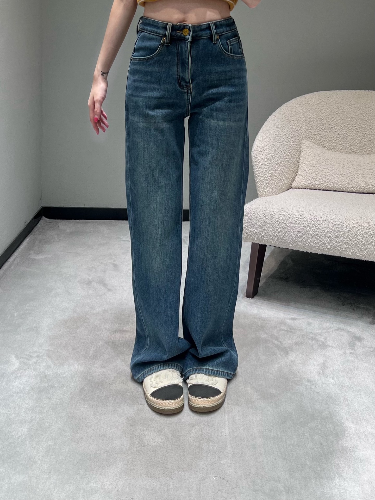 NO:628652,Alo*25 autumn and winter limited new product series //Retro washed velvet jeans with gradient wash, high waist design to naturally tighten the waistline and optimize body proportions; loose trousers hang naturally from the hips and legs, which can not only modify the leg shape, but also bring a casual and lazy atmosphere.SML,,jeans,alexander wang19860909Alo*25秋冬限定新品系列//复古水洗加绒牛仔裤渐变水洗,高腰设计自然收束腰线,优化身材比例；宽松裤管从臀腿处自然垂坠,既能修饰腿型,又自带随性慵懒的氛围.SML,,jeans,alexander wang,Women's clothing