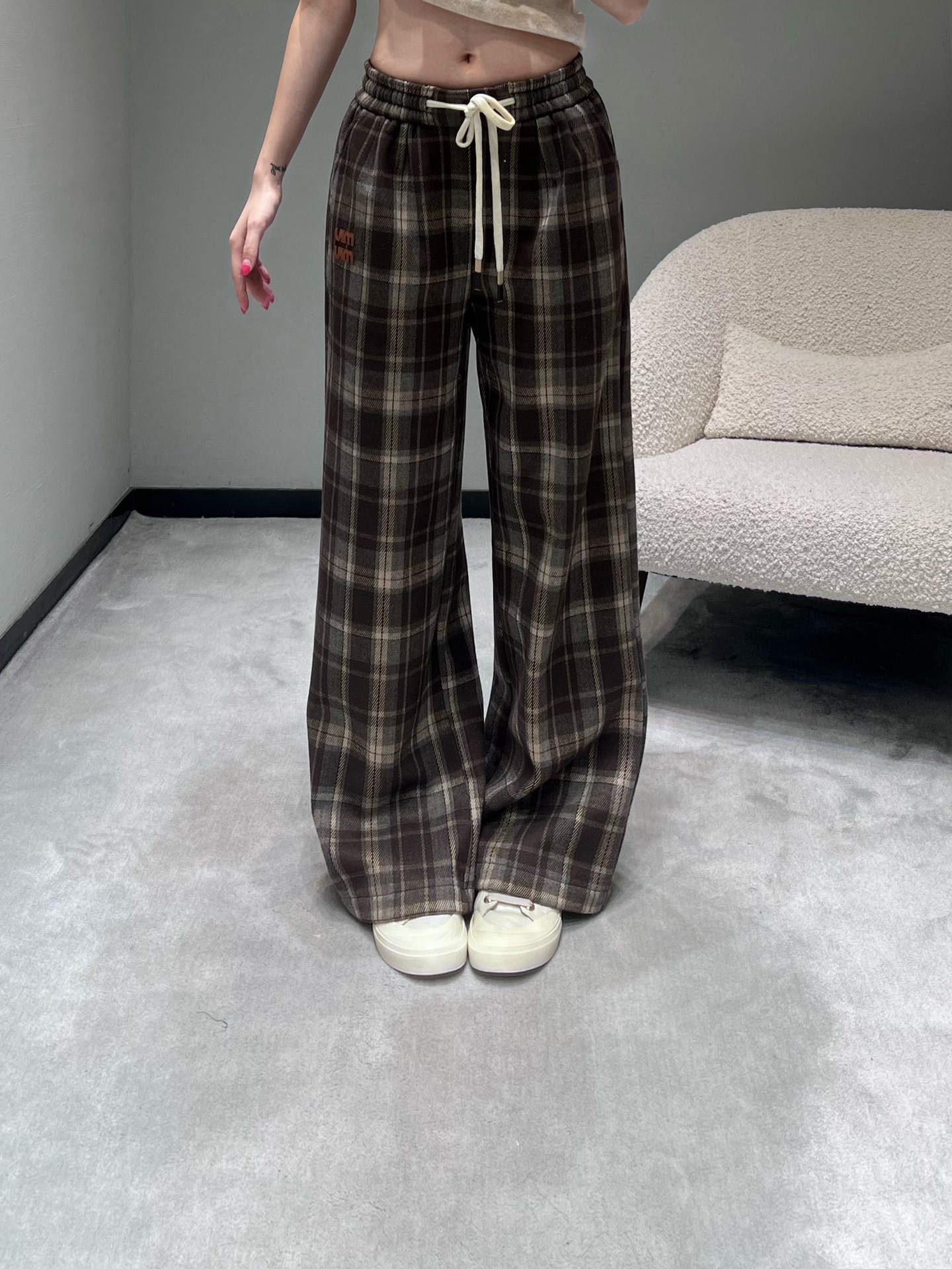 NO:628636,MIU*25FW new autumn and winter products. The thickened woolen fabric waist adopts an elastic waist + drawstring design, with button decoration, and the side seams of the trousers are decorated with small letter logos, simple and unobtrusive; loose wide legs, strong drape, Korean retro lazy style, classic plaid elements are suitable for autumn and winter atmosphere. SML,, miumiu, alexander wang19860909MIU*25FW秋冬新品 加厚呢子面料腰部采用松紧腰+抽绳设计,搭配纽扣装饰,裤身侧缝点缀小巧字母标识,简约不突兀；宽松阔腿型,垂坠感强,韩系复古慵懒风,经典格纹元素适配秋冬氛围感穿搭.SML,,miumiu,alexander wang,Women's clothing