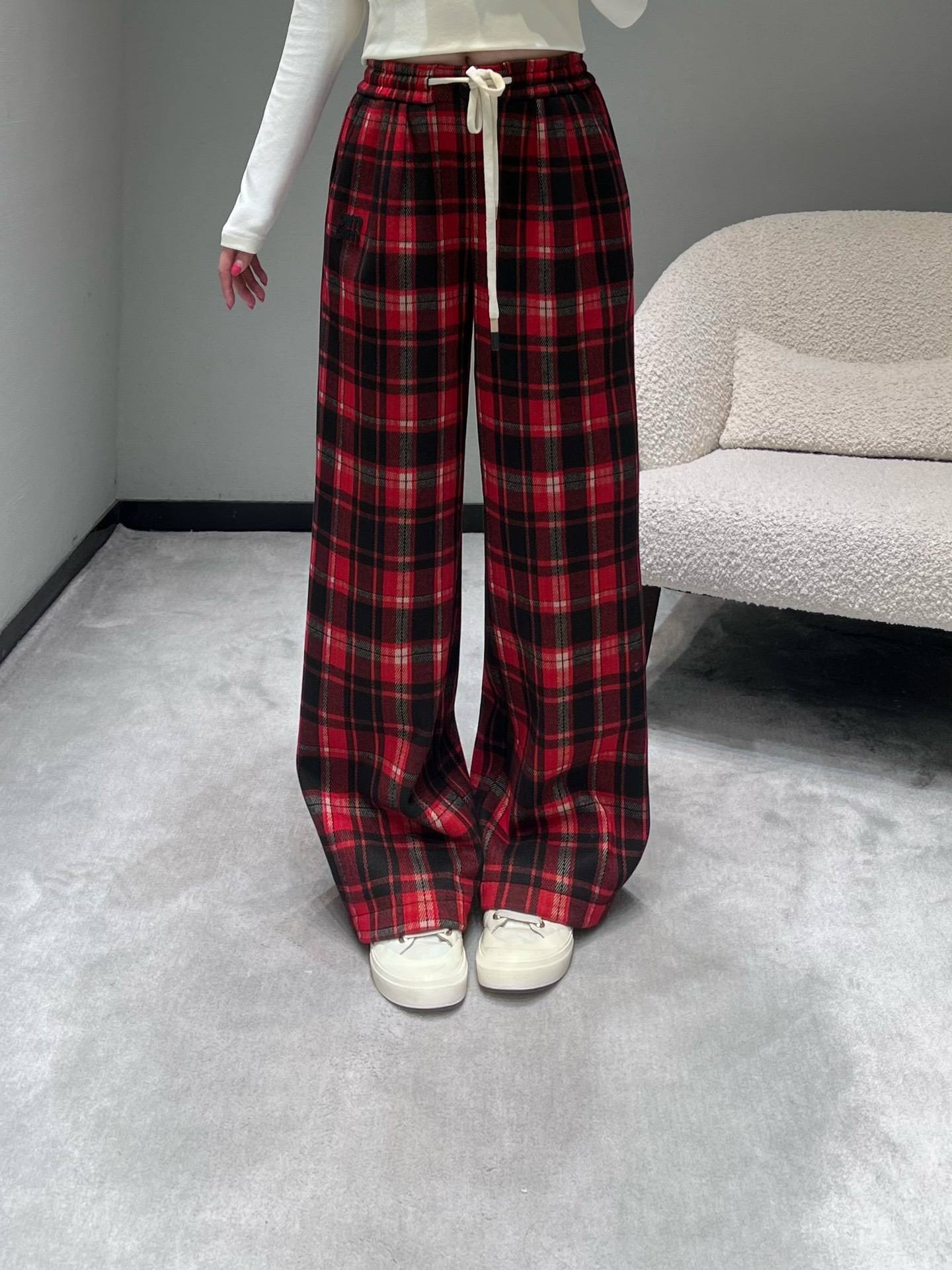 NO:628620,MIU*25FW new autumn and winter products. The thickened woolen fabric waist adopts an elastic waist + drawstring design, with button decoration, and the side seams of the trousers are decorated with small letter logos, simple and unobtrusive; loose wide legs, strong drape, Korean retro lazy style, classic plaid elements are suitable for autumn and winter atmosphere. SML,, miumiu, alexander wang19860909MIU*25FW秋冬新品 加厚呢子面料腰部采用松紧腰+抽绳设计,搭配纽扣装饰,裤身侧缝点缀小巧字母标识,简约不突兀；宽松阔腿型,垂坠感强,韩系复古慵懒风,经典格纹元素适配秋冬氛围感穿搭.SML,,miumiu,alexander wang,Women's clothing