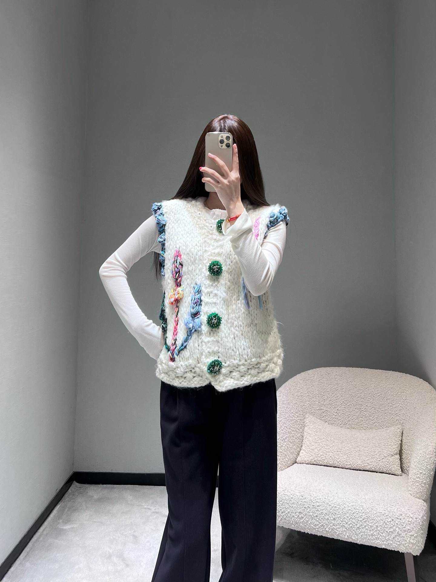 NO:630057,Chan*L 2025FW Autumn and Winter Haute Couture New Product Series // Hand-knitted sleeveless vest mohair knitted fabric, with fluffy and soft texture. The most eye-catching design is the three-dimensional hand-made decoration. Every stitch and every stitch is an artistic item with Xiaoxiang's distinctive features ~ The cuffs are woven into a flower-like texture, the body is decorated with contrasting three-dimensional woven decorations, and four green buttons with sparkling diamonds. The details are all exquisite with hand-made texture. SML,,chanel,alexander wang19860909Chan*L 2025FW秋冬高定新品系列//手工针织无袖马甲马海毛针织面料,质地蓬松柔软.设计上最亮眼的是立体手工装饰,一针一线都是属于小香特色鲜明的艺术感单品~袖口编织成花朵状纹理,衣身撞色的立体编织装饰,搭配四颗带闪钻的绿色纽扣,细节处全是手工质感的精致.SML,,chanel,alexander wang,Women's clothing