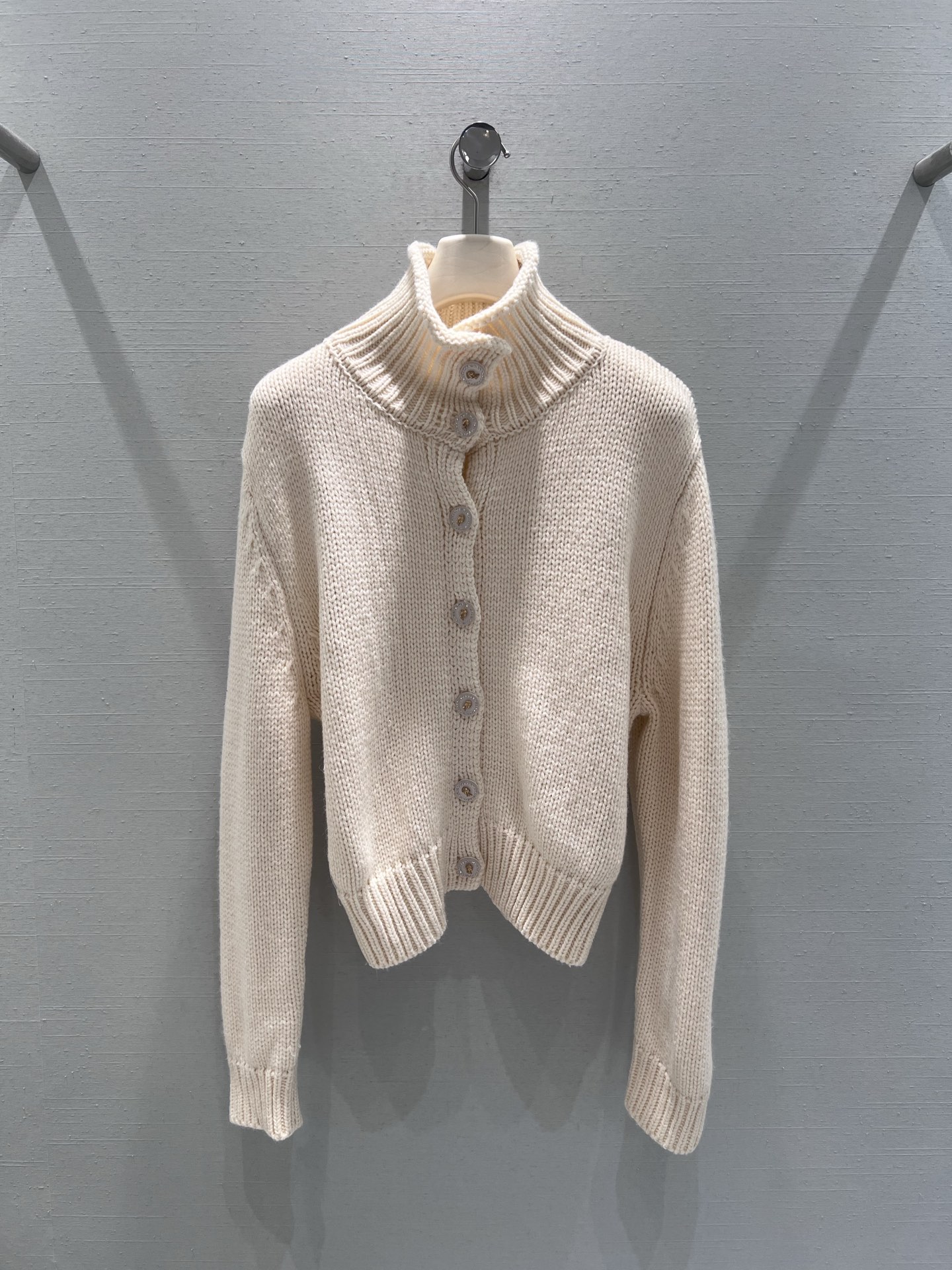 NO:630045,Support exchange of 2025 FW autumn and winter limited new product series // Vanilla white knitted cardigan with high collar and placket, the gentle high collar design can well modify the neck line, the delicate knitted texture has a soft and waxy touch, and the buttons of the same color; new autumn and winter products, with a lazy and relaxed tone; SML real shot details, alexander wang19860909支持换款2025FW秋冬限定新品系列//香草白针织开衫高领开襟,温柔的高领设计能很好地修饰颈部线条,细腻的针织纹理自带软糯触感,同色系的纽扣；秋冬新品,自带慵懒松弛的调性； SML实拍细节,,alexander wang,Women's clothing
