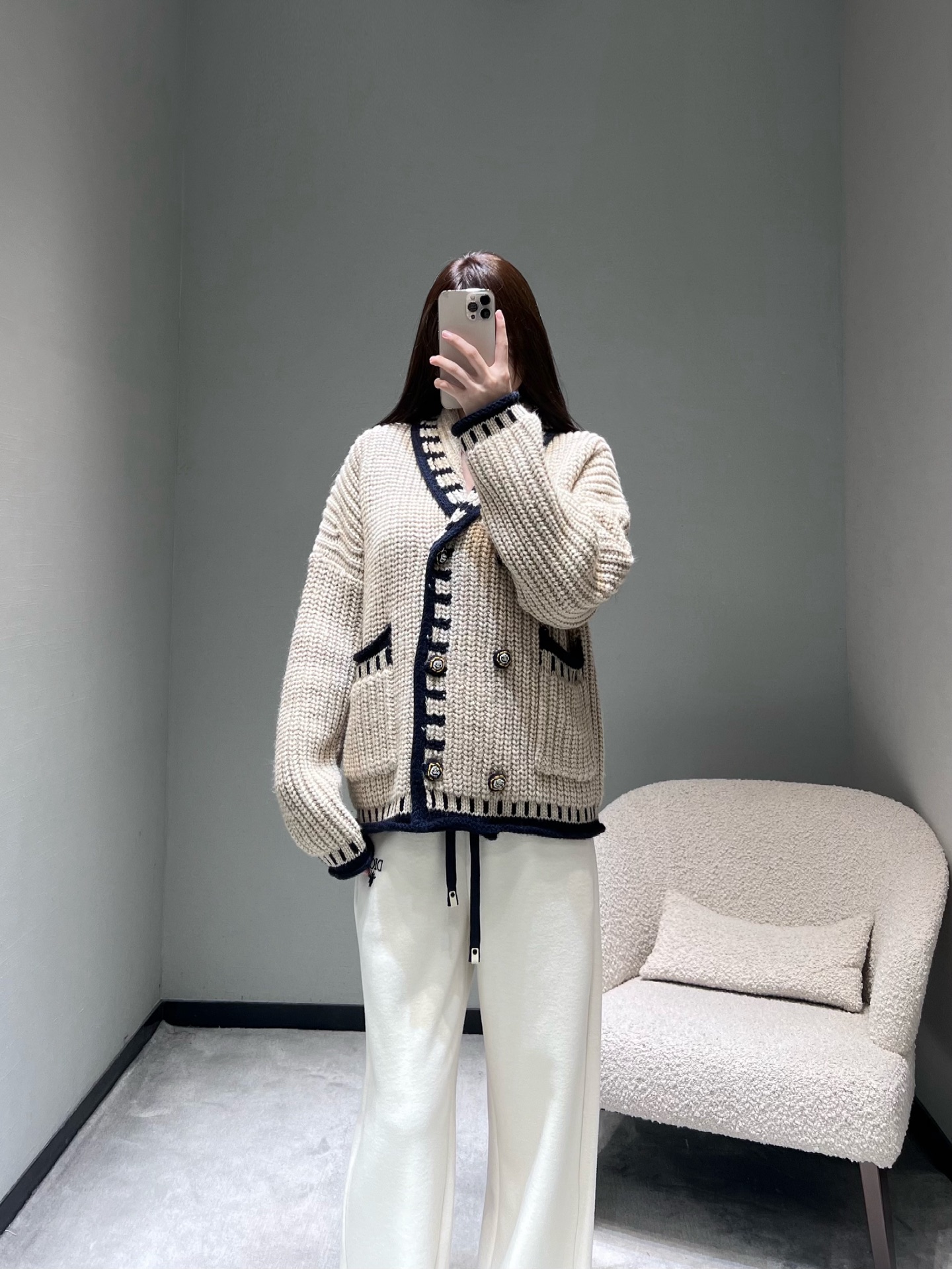 NO:630040,CHAN*L 2025FW Autumn and Winter Haute Couture New Product Series // Retro-style knitted cardigan is made of soft beige thick-thread knitted fabric, with contrasting edging, and the hemming at the neckline is retro and exquisite; the metal buttons are luxuriously inlaid, with a warm and relaxed texture, making it a temperamental item in autumn and winter. SML,,chanel,alexander wang19860909CHAN*L 2025FW秋冬高定新品系列//复古风针织开衫 整体采用柔和的米杏色粗线针织面料,撞色镶边,领口处包边复古又精致；金属纽扣奢华镶嵌,自带温暖松弛的质感,是秋冬季节的气质单品.SML,,chanel,alexander wang,Women's clothing