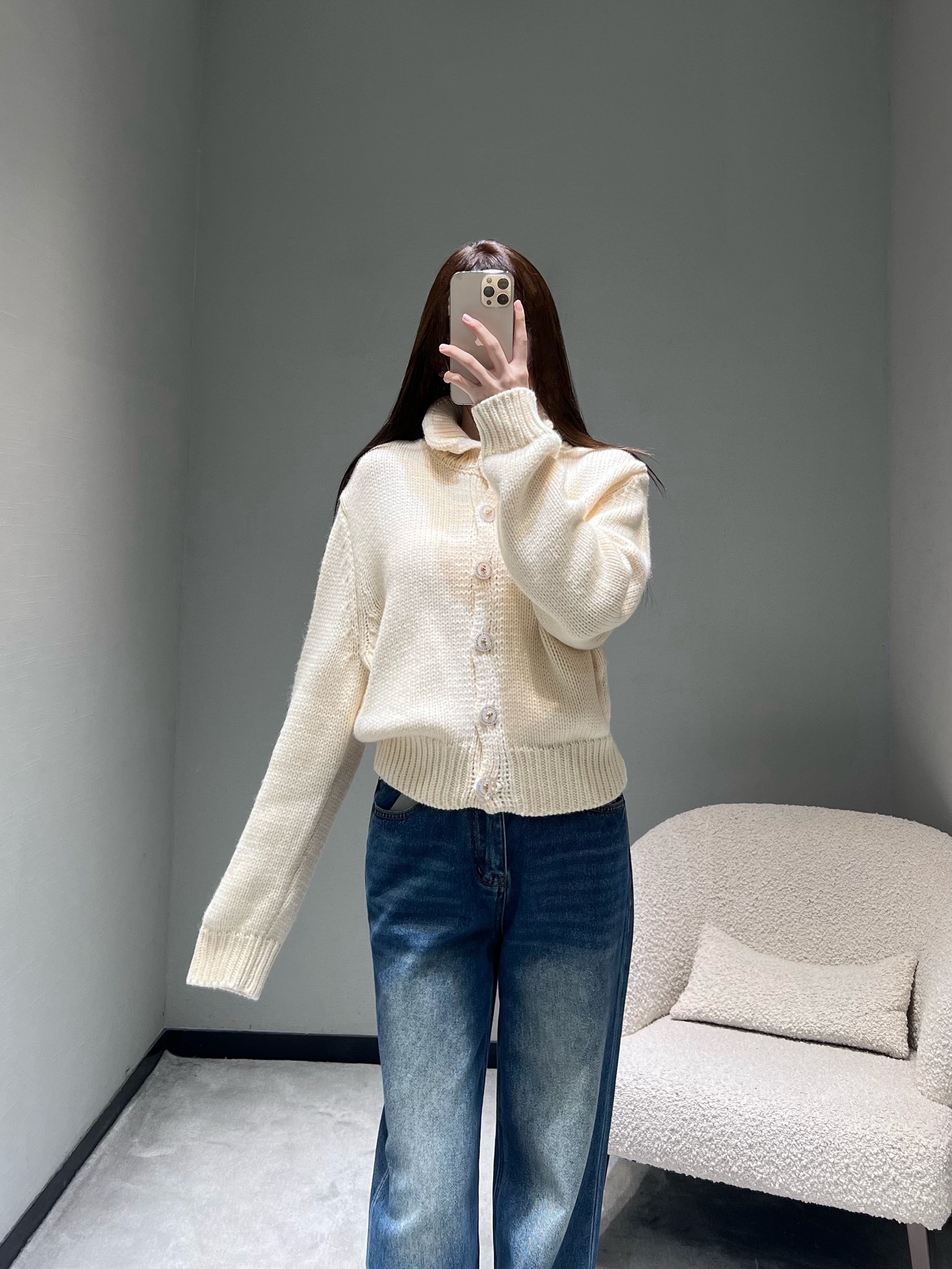 NO:630049,2025FW autumn and winter limited new product series // Vanilla white knitted cardigan with high collar and placket, the gentle high collar design can well modify the neck line, the delicate knitted texture has a soft and waxy touch, and the buttons of the same color; new autumn and winter products, with a lazy and relaxed tone; SML,, alexander wang198609092025FW秋冬限定新品系列//香草白针织开衫高领开襟,温柔的高领设计能很好地修饰颈部线条,细腻的针织纹理自带软糯触感,同色系的纽扣；秋冬新品,自带慵懒松弛的调性； SML,,alexander wang,Women's clothing