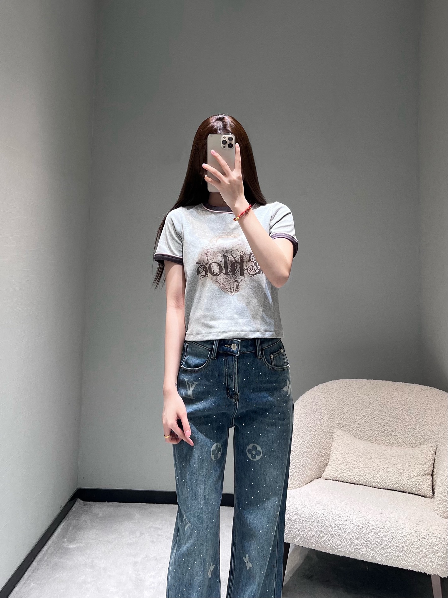 NO:656285,Chl*0é26SS Early Spring New Product Series //Light gray knitted cotton fabric with letter print short-sleeved T-shirt, soft and skin-friendly, breathable and comfortable upper body, very suitable for spring and summer. Classic round neck + contrasting edge design, simple with exquisite details, short-sleeved version neat and not procrastinating, Chlo letter print on the chest, decorated with retro tones, with French elegant atmosphere. SML,,chloe,T-shirt,tees,t-shirt,alexander  wang19860909Chl*0é26SS早春新品系列//字母印花短袖T恤浅灰色针织棉面料,触感柔软亲肤,上身透气舒适,很适合春夏季节.经典圆领+撞色包边设计,简约中带着精致细节,短袖版型利落不拖沓,胸前的Chlo字母印花,采用复古色调点缀,自带法式优雅氛围.SML,,chloe,T-shirt,tees，t-shirt,alexander wang,Women's clothing