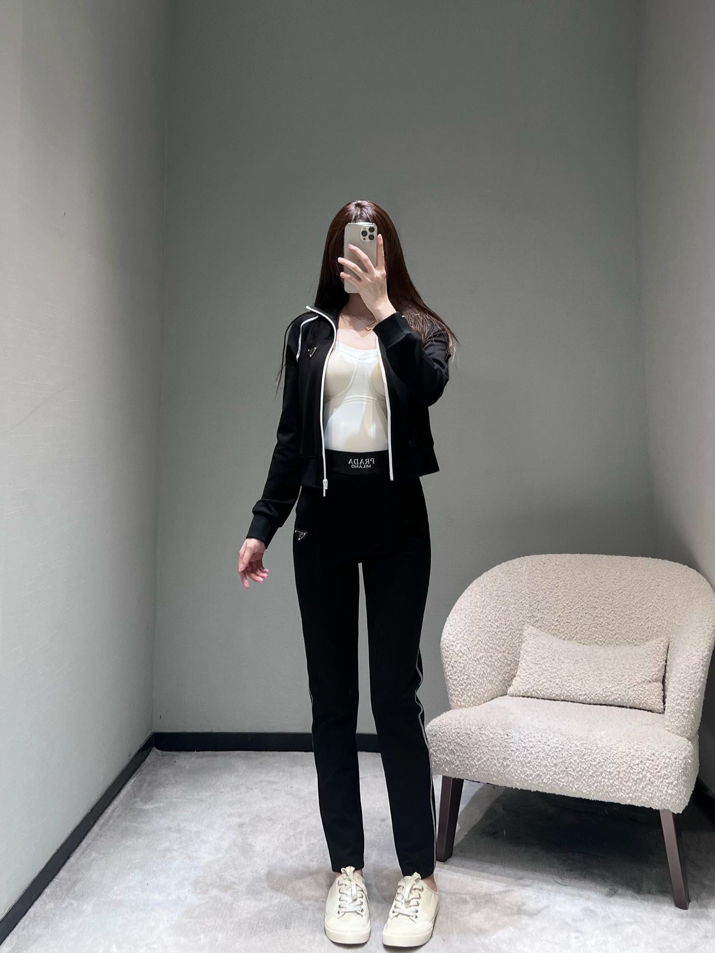 NO:656291,PRAD*2025FW Autumn and Winter New Product Series // The sports suit top has a stand-up collar, with white trim and silver-gray stripes on the side, breaking the dullness of pure black. The classic triangle logo design on the left chest; the leggings are also full of details, with the PD letter logo printed on the waist, silver-gray stripes on the sides, and the triangle logo on the trousers echoes the top. It is a 'lazy person's dressing tool' with its own sense of luxury. SML, prada, alexander wang19860909PRAD*2025FW秋冬新品系列//运动套装上衣是立领款,白色镶边+侧边银灰条纹,打破纯黑的沉闷感.左胸经典三角标设计；束脚裤同样细节满满腰头印有PD字母logo,侧边银灰条纹设计,裤身的三角标与上衣呼应,自带高级感的“懒人穿搭神器SML,,prada,alexander wang,Women's clothing