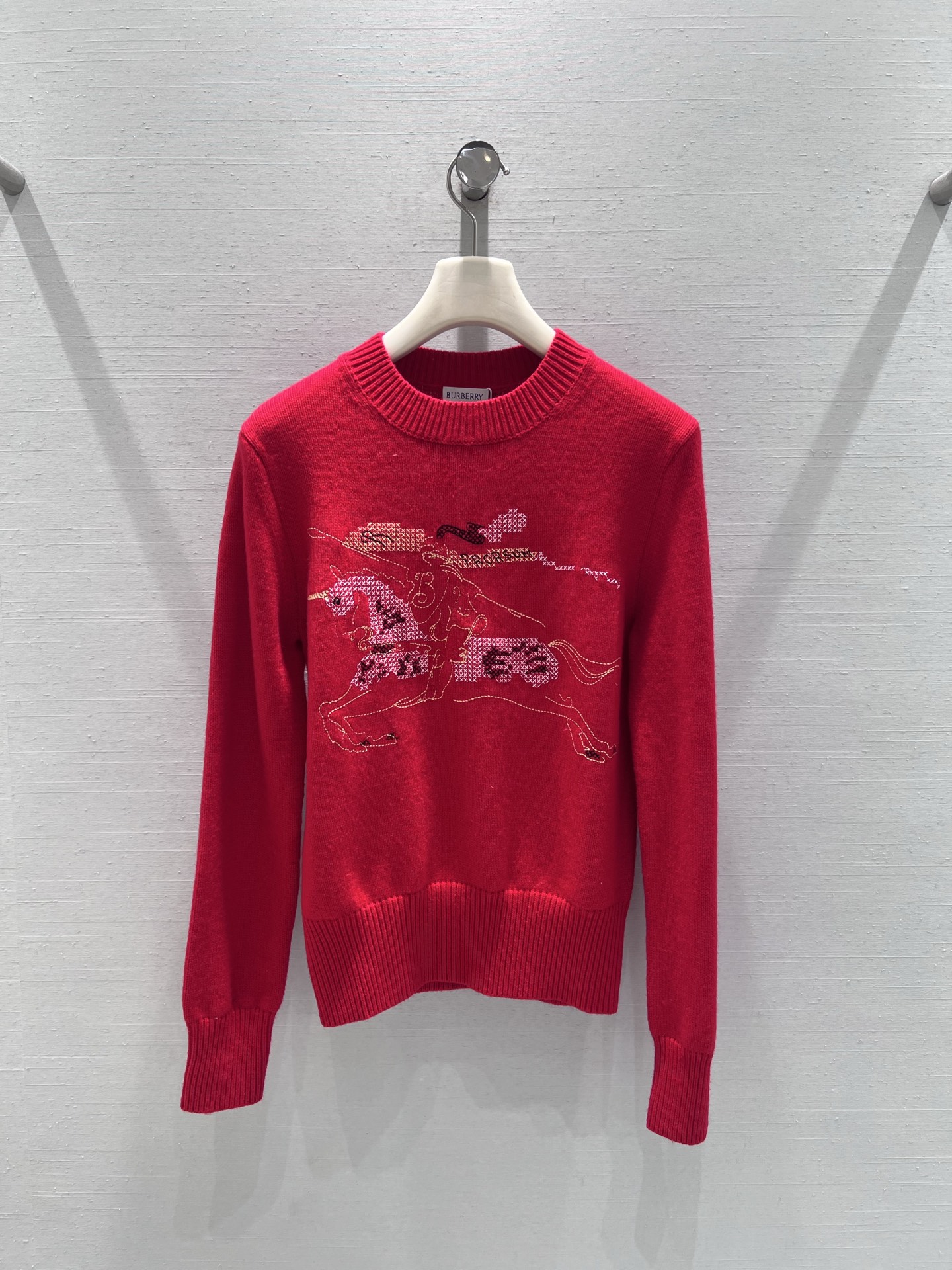 NO:656301,Burber*y35FW new autumn and winter product series supported//The war horse knight sweater is made of fine knitted fabric, classic round neck + slim fit; the design highlight is the 'horseback riding pattern' decoration on the chest, which is decorated with cross embroidery to present a smart riding style. The details are exquisite and textured, and the ribbed cuffs and hem design are eye-catching items in autumn and winter ~ SML real shot details, burberry, sweaters, alexander wang19860909支持换款Burber*y35FW秋冬新品系列//战马骑士毛衣采用细腻的针织面料,经典圆领+修身版型；设计亮点在于胸前的“骑马图案”装饰用十字刺绣工艺呈现出灵动的骑马造型,细节精致有质感,罗纹袖口和下摆设计,秋冬吸睛单品～SML实拍细节,,burberry,sweaters,alexander wang,Women's clothing