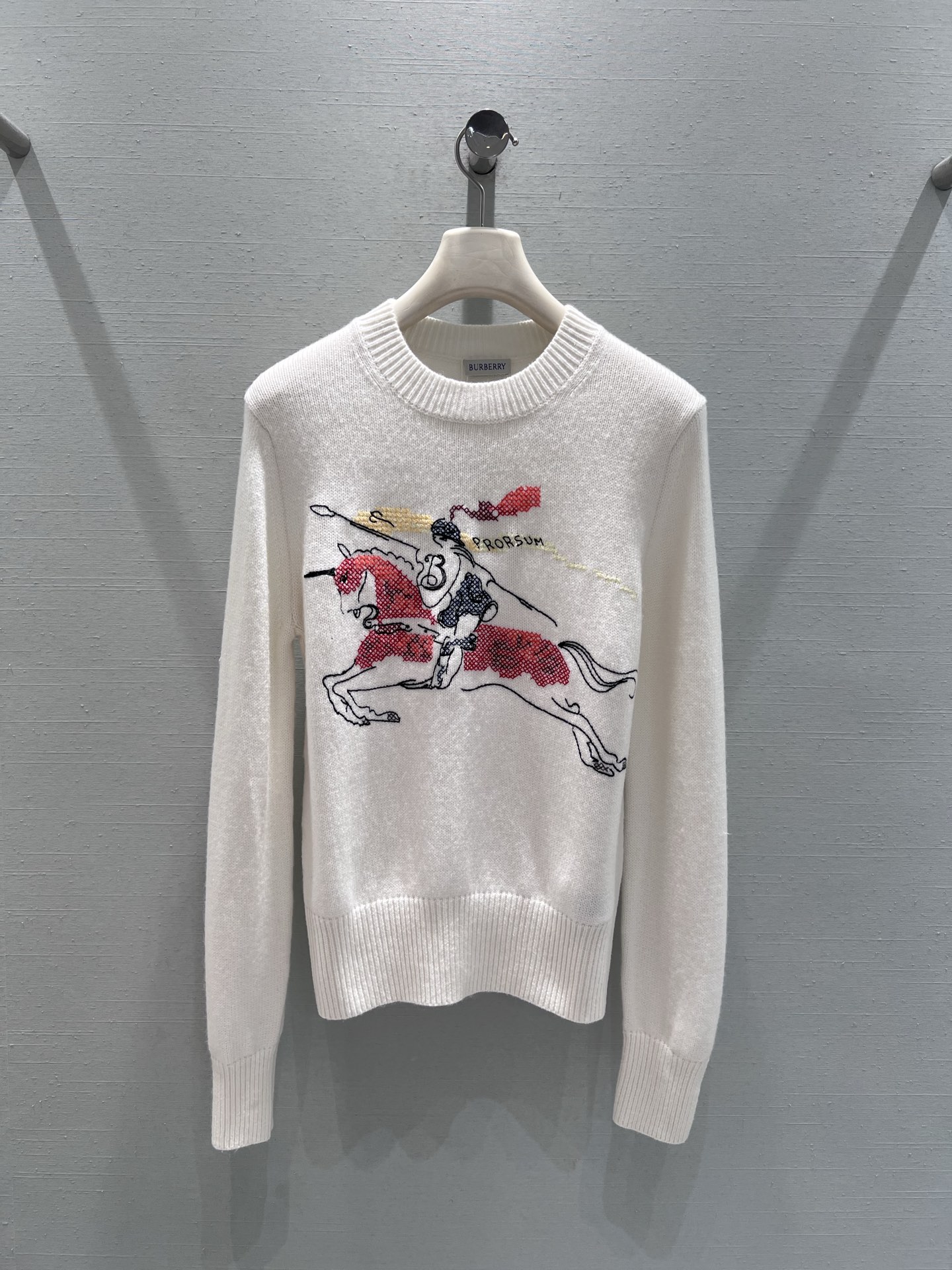 NO:656294,Burber*y35FW new autumn and winter product series supported//The war horse knight sweater is made of fine knitted fabric, classic round neck + slim fit; the design highlight is the 'horseback riding pattern' decoration on the chest, which is decorated with cross embroidery to present a smart riding style. The details are exquisite and textured, and the ribbed cuffs and hem design are eye-catching items in autumn and winter ~ SML real shot details, burberry, sweaters, alexander wang19860909支持换款Burber*y35FW秋冬新品系列//战马骑士毛衣采用细腻的针织面料,经典圆领+修身版型；设计亮点在于胸前的“骑马图案”装饰用十字刺绣工艺呈现出灵动的骑马造型,细节精致有质感,罗纹袖口和下摆设计,秋冬吸睛单品～SML实拍细节,,burberry,sweaters,alexander wang,Women's clothing