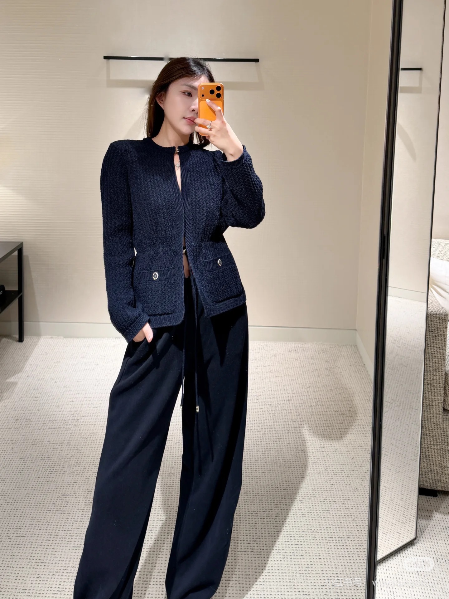 NO:657220,Chan*L 2025FW new autumn and winter series // The plaid knitted cardigan adopts delicate small plaid knitting technology, with a soft and textured texture; the double C metal buckle on the neckline shows a gentle temperament, and the metal decoration on the pockets on both sides is simple and elegant; the short cut is just stuck at the waistline, elongating the body proportions. SML,,chanel,alexander wang19860909Chan*L 2025FW秋冬新品系列//格纹针织开衫采用细腻的小格纹针织工艺,质感柔软又有肌理感；领口双C金属小搭扣,尽显温柔气质,两侧口袋金属装饰,简约中透着优雅；短款剪裁刚好卡在腰线位置 ,拉长身材比例.SML,,chanel,alexander wang,Women's clothing