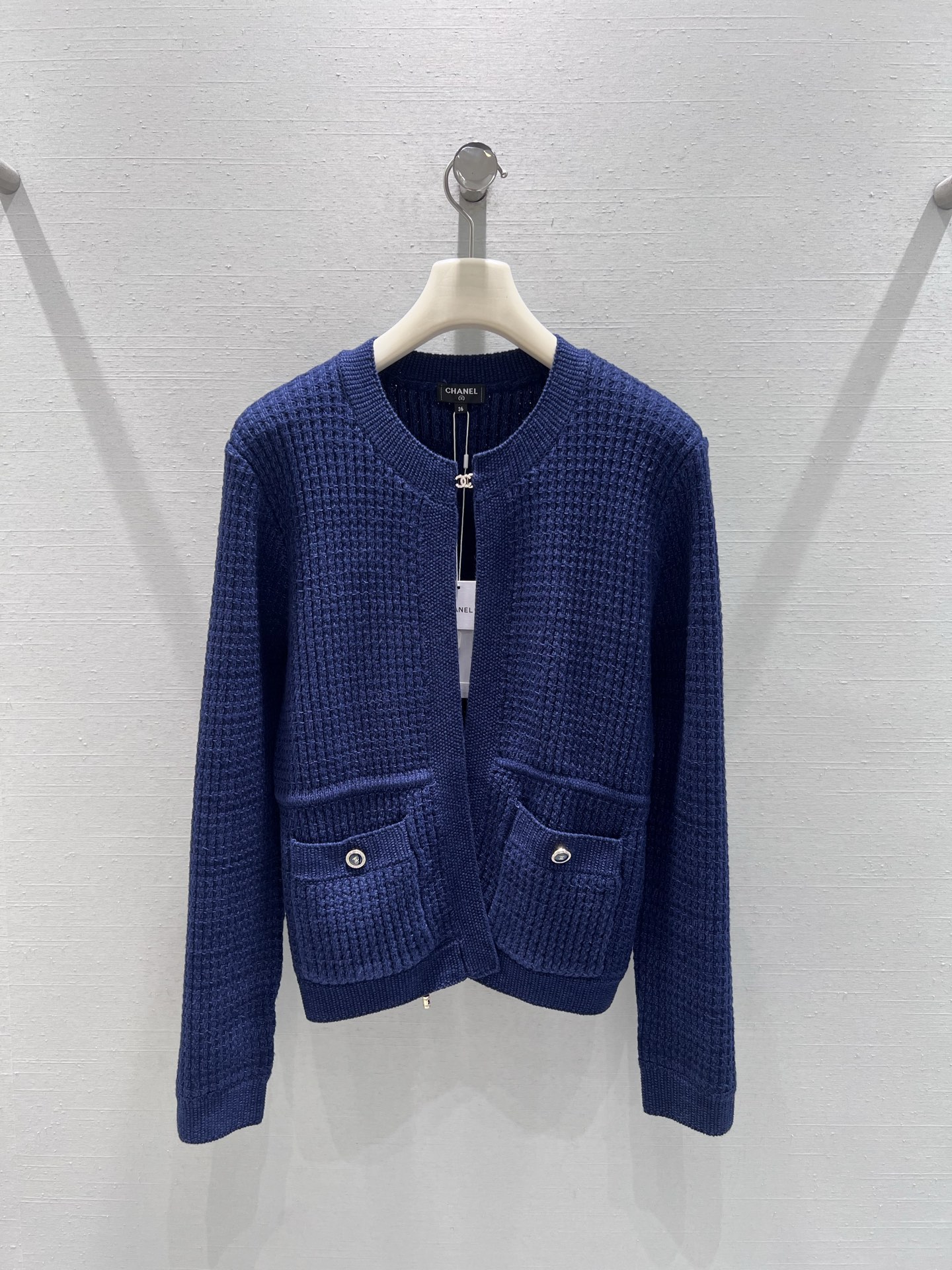 NO:657215,Supports exchange Chan*L 2025FW new autumn and winter series // The plaid knitted cardigan adopts delicate small plaid knitting technology, which is soft and textured; the double C metal buckle on the neckline shows a gentle temperament, and the metal decoration on the pockets on both sides is simple and elegant; the short cut is just stuck at the waistline, elongating the body proportion. SML real shot details, chanel, alexander wang19860909支持换款Chan*L 2025FW秋冬新品系列//格纹针织开衫采用细腻的小格纹针织工艺,质感柔软又有肌理感；领口双C金属小搭扣,尽显温柔气质,两侧口袋金属装饰,简约中透着优雅；短款剪裁刚好卡在腰线位置 ,拉长身材比例.SML实拍细节,,chanel,alexander wang,Women's clothing