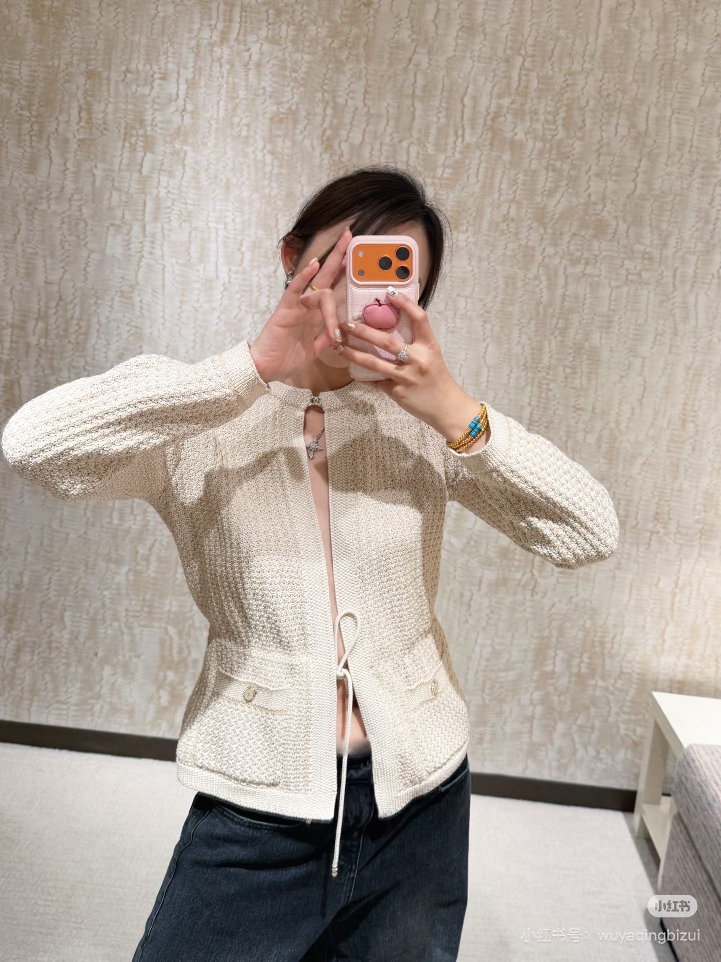 NO:657212,Chan*L 2025FW new autumn and winter series // The plaid knitted cardigan adopts delicate small plaid knitting technology, with a soft and textured texture; the double C metal buckle on the neckline shows a gentle temperament, and the metal decoration on the pockets on both sides is simple and elegant; the short cut is just stuck at the waistline, elongating the body proportions. SML,,chanel,alexander wang19860909Chan*L 2025FW秋冬新品系列//格纹针织开衫采用细腻的小格纹针织工艺,质感柔软又有肌理感；领口双C金属小搭扣,尽显温柔气质,两侧口袋金属装饰,简约中透着优雅；短款剪裁刚好卡在腰线位置 ,拉长身材比例.SML,,chanel,alexander wang,Women's clothing