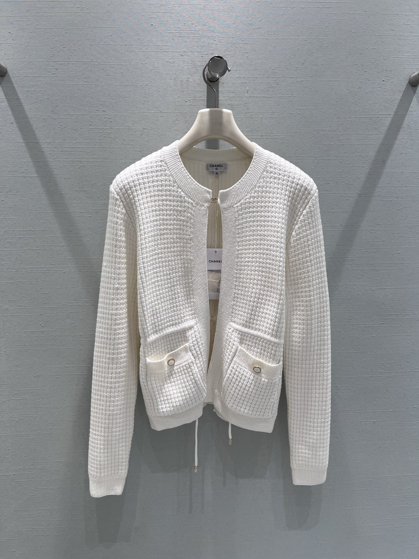 NO:657208,Supports exchange Chan*L 2025FW new autumn and winter series // The plaid knitted cardigan adopts delicate small plaid knitting technology, which is soft and textured; the double C metal buckle on the neckline shows a gentle temperament, and the metal decoration on the pockets on both sides is simple and elegant; the short cut is just stuck at the waistline, elongating the body proportion. SML real shot details, chanel,  19860909支持换款Chan*L 2025FW秋冬新品系列//格纹针织开衫采用细腻的小格纹针织工艺,质感柔软又有肌理感；领口双C金属小搭扣,尽显温柔气质,两侧口袋金属装饰,简约中透着优雅；短款剪裁刚好卡在腰线位置 ,拉长身材比例.SML实拍细节,,chanel, ,Women's clothing