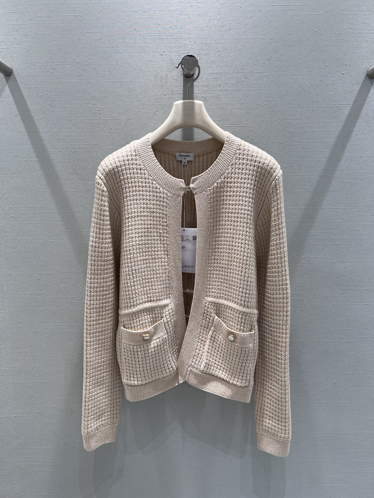 NO:657225,Supports exchange Chan*L 2025FW new autumn and winter series // The plaid knitted cardigan adopts delicate small plaid knitting technology, which is soft and textured; the double C metal buckle on the neckline shows a gentle temperament, and the metal decoration on the pockets on both sides is simple and elegant; the short cut is just stuck at the waistline, elongating the body proportion. SML real shot details, chanel,  19860909支持换款Chan*L 2025FW秋冬新品系列//格纹针织开衫采用细腻的小格纹针织工艺,质感柔软又有肌理感；领口双C金属小搭扣,尽显温柔气质,两侧口袋金属装饰,简约中透着优雅；短款剪裁刚好卡在腰线位置 ,拉长身材比例.SML实拍细节,,chanel, ,Women's clothing