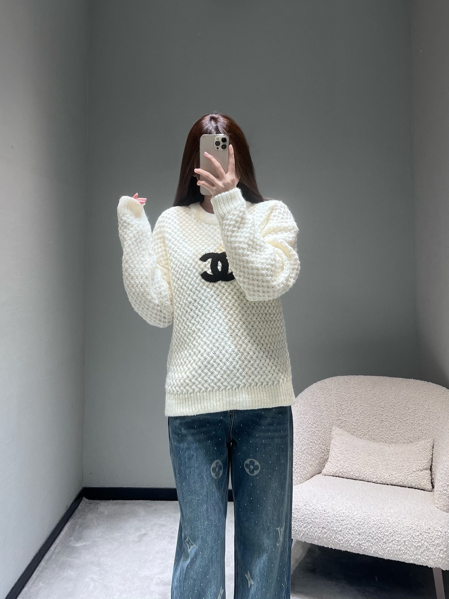 NO:657204,Chan*L 2025FW new autumn and winter series // The classic diamond knitted sweater adopts three-dimensional diamond knitting technology, and the fabric is soft and fluffy; it is embellished with the iconic double C towel embroidery on the chest, and the round neck version does not pick up the shoulders and neck. It is easy to wear and shows temperament in daily life. It is available in black and white, and has its own high-end texture~SML,,chanel,sweaters,alexander wang19860909Chan*L 2025FW秋冬新品系列//经典菱格纹针织毛衣采用立体菱格纹针织工艺,面料柔软蓬松；胸前点缀标志性双C毛巾绣,圆领版型不挑肩颈,日常好搭又显气质,黑白双色可选,自带高级质感~SML,,chanel,sweaters,alexander wang,Women's clothing