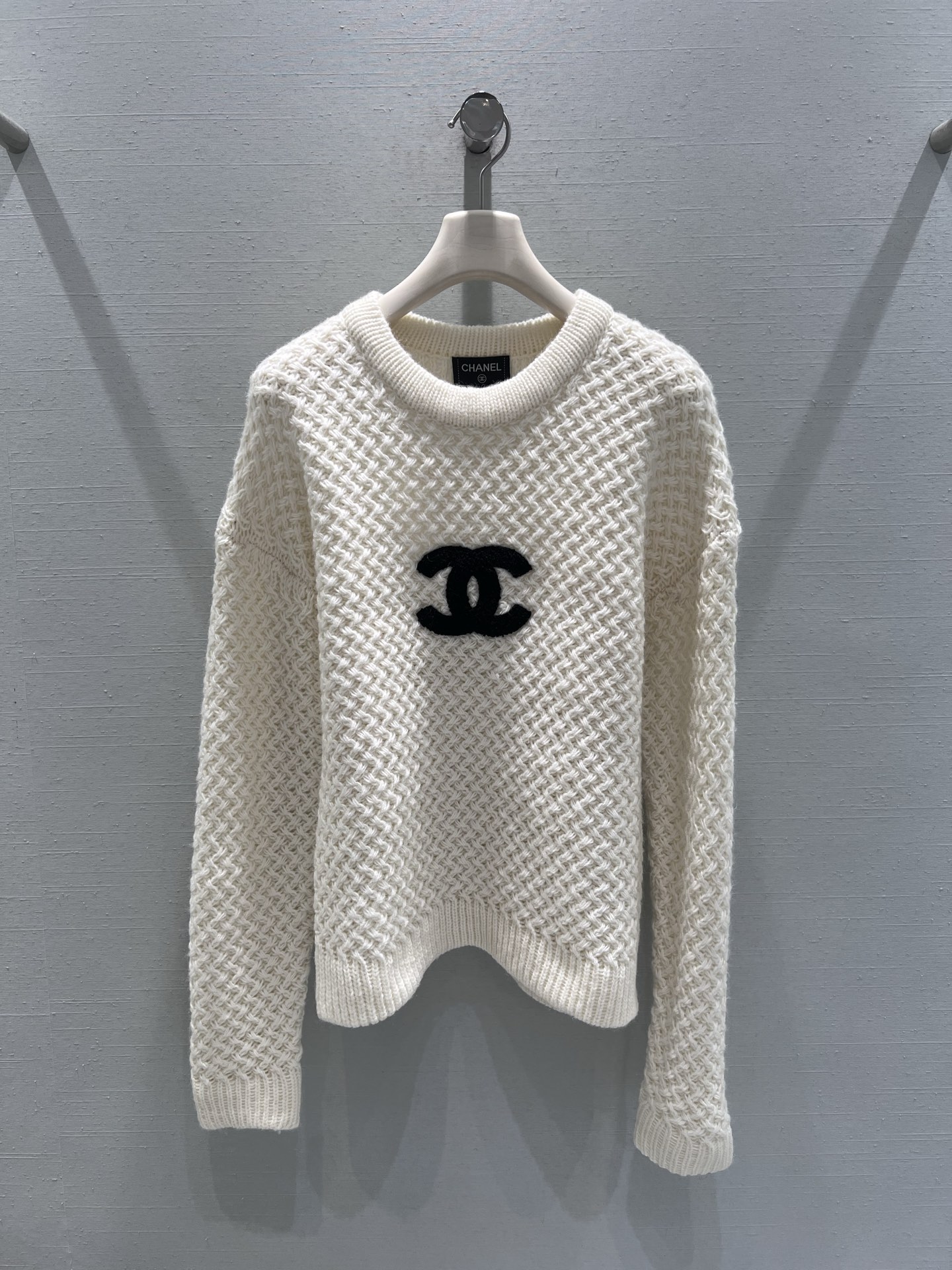 NO:657200,Support exchange Chan*L 2025FW new autumn and winter series // The classic diamond pattern knitted sweater adopts three-dimensional diamond pattern knitting technology, the fabric is soft and fluffy; the chest is embellished with the iconic double C towel embroidery, the round neck version does not pick up the shoulders and neck, it is easy to wear and shows temperament in daily life, black and white two-color optional, with high-end texture~SML real shot details,,chanel,sweaters,alexander wang19860909支持换款Chan*L 2025FW秋冬新品系列//经典菱格纹针织毛衣采用立体菱格纹针织工艺,面料柔软蓬松；胸前点缀标志性双C毛巾绣,圆领版型不挑肩颈,日常好搭又显气质,黑白双色可选,自带高级质感~SML实拍细节,,chanel,sweaters,alexander wang,Women's clothing