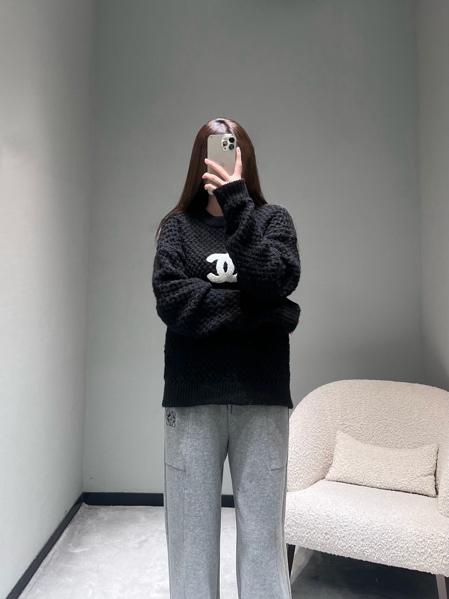 NO:657196,Chan*L 2025FW new autumn and winter series // The classic diamond knitted sweater adopts three-dimensional diamond knitting technology, and the fabric is soft and fluffy; it is embellished with the iconic double C towel embroidery on the chest, and the round neck version does not pick up the shoulders and neck. It is easy to wear and shows temperament in daily life. It is available in black and white, and has its own high-end texture~SML,,chanel,sweaters,alexander wang19860909Chan*L 2025FW秋冬新品系列//经典菱格纹针织毛衣采用立体菱格纹针织工艺,面料柔软蓬松；胸前点缀标志性双C毛巾绣,圆领版型不挑肩颈,日常好搭又显气质,黑白双色可选,自带高级质感~SML,,chanel,sweaters,alexander wang,Women's clothing