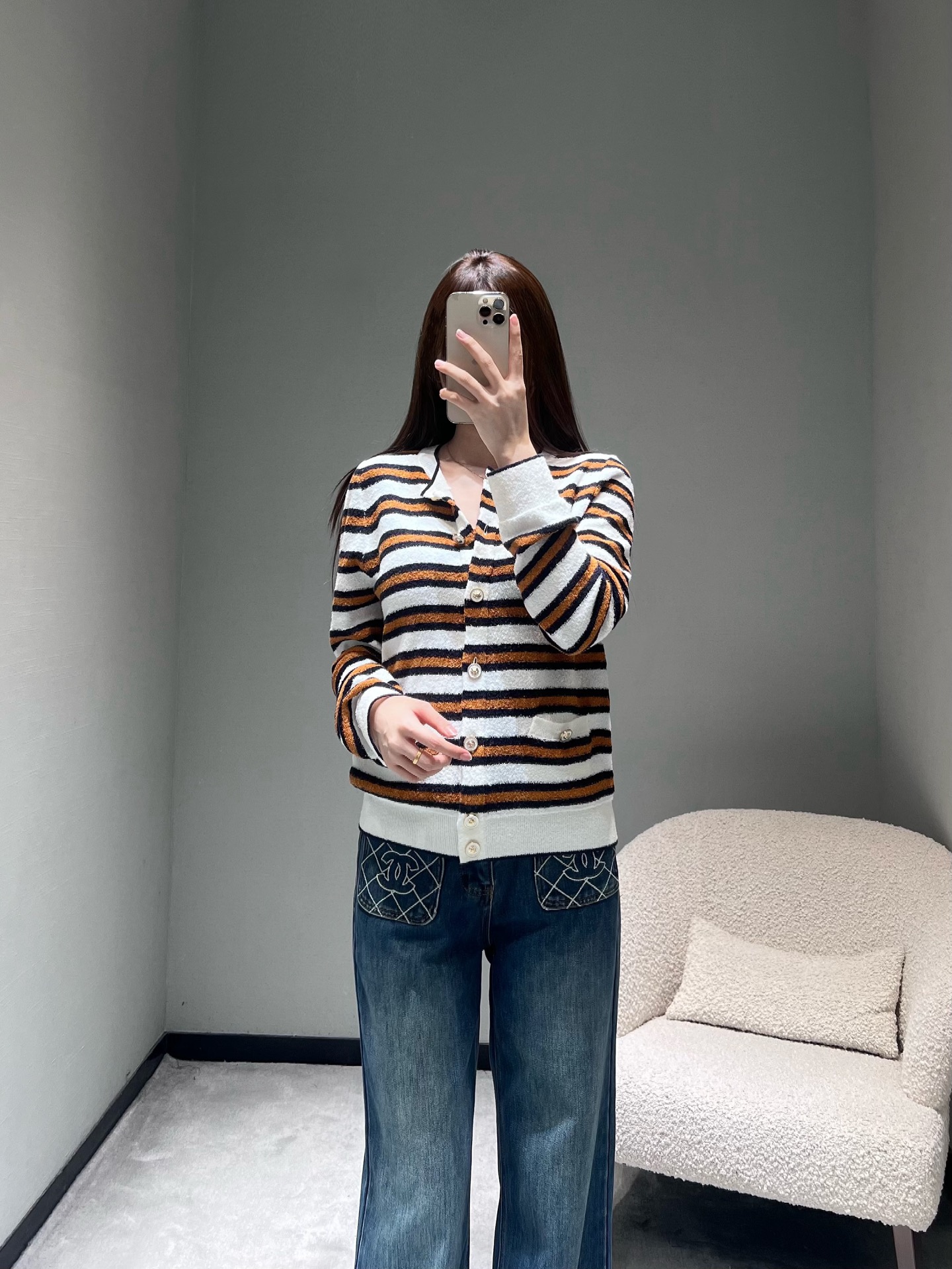 NO:657228,Chan*L 2025FW new autumn and winter series // Striped knitted cardigan, contrasting striped knitted fabric, round neck + single-breasted design, simple and neat, with metal buckle pockets with small fragrance logo on both sides, slim and not tight version; autumn and winter single product with a retro and relaxed feel ~ two colors available SML,,chanel,alexander wang19860909Chan*L 2025FW秋冬新品系列//条纹针织开衫撞色条纹针织面料,圆领+单排扣设计简约利落,两侧搭配小香风logo的金属扣口袋,修身不紧绷的版型；自带复古松弛感的秋冬单品~两色可入 SML,,chanel,alexander wang,Women's clothing