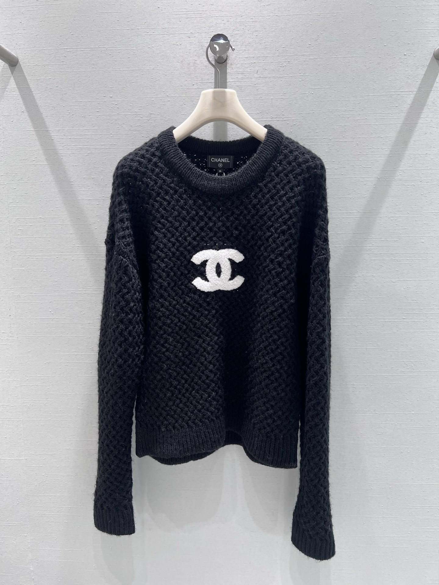 NO:657233,Support exchange Chan*L 2025FW new autumn and winter series // The classic diamond pattern knitted sweater adopts three-dimensional diamond pattern knitting technology, the fabric is soft and fluffy; the chest is embellished with the iconic double C towel embroidery, the round neck version does not pick up the shoulders and neck, it is easy to wear and shows temperament in daily life, black and white two-color optional, with high-end texture~SML real shot details,,chanel,sweaters,alexander wang19860909支持换款Chan*L 2025FW秋冬新品系列//经典菱格纹针织毛衣采用立体菱格纹针织工艺,面料柔软蓬松；胸前点缀标志性双C毛巾绣,圆领版型不挑肩颈,日常好搭又显气质,黑白双色可选,自带高级质感~SML实拍细节,,chanel,sweaters,alexander wang,Women's clothing
