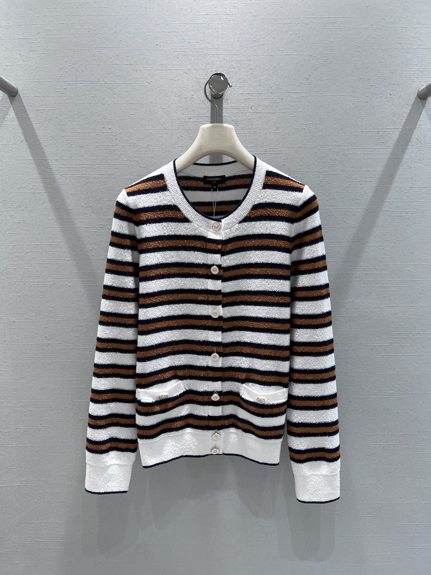 NO:657223,Support exchange Chan*L 2025FW new autumn and winter series // Striped knitted cardigan, contrasting striped knitted fabric, round neck + single-breasted design, simple and neat, with metal buckle pockets with small fragrance logo on both sides, slim and not tight version; autumn and winter single product with retro relaxation ~ two colors available SML real shot details,, chanel, alexander wang19860909支持换款Chan*L 2025FW秋冬新品系列//条纹针织开衫撞色条纹针织面料,圆领+单排扣设计简约利落,两侧搭配小香风logo的金属扣口袋,修身不紧绷的版型；自带复古松弛感的秋冬单品~两色可入 SML实拍细节,,chanel,alexander wang,Women's clothing