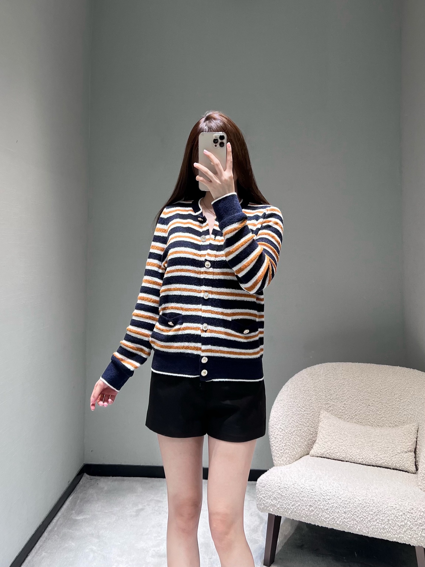 NO:657218,Chan*L 2025FW new autumn and winter series // Striped knitted cardigan, contrasting striped knitted fabric, round neck + single-breasted design, simple and neat, with metal buckle pockets with small fragrance logo on both sides, slim and not tight version; autumn and winter single product with a retro and relaxed feel ~ two colors available SML,,chanel,alexander wang19860909Chan*L 2025FW秋冬新品系列//条纹针织开衫撞色条纹针织面料,圆领+单排扣设计简约利落,两侧搭配小香风logo的金属扣口袋,修身不紧绷的版型；自带复古松弛感的秋冬单品~两色可入 SML,,chanel,alexander wang,Women's clothing