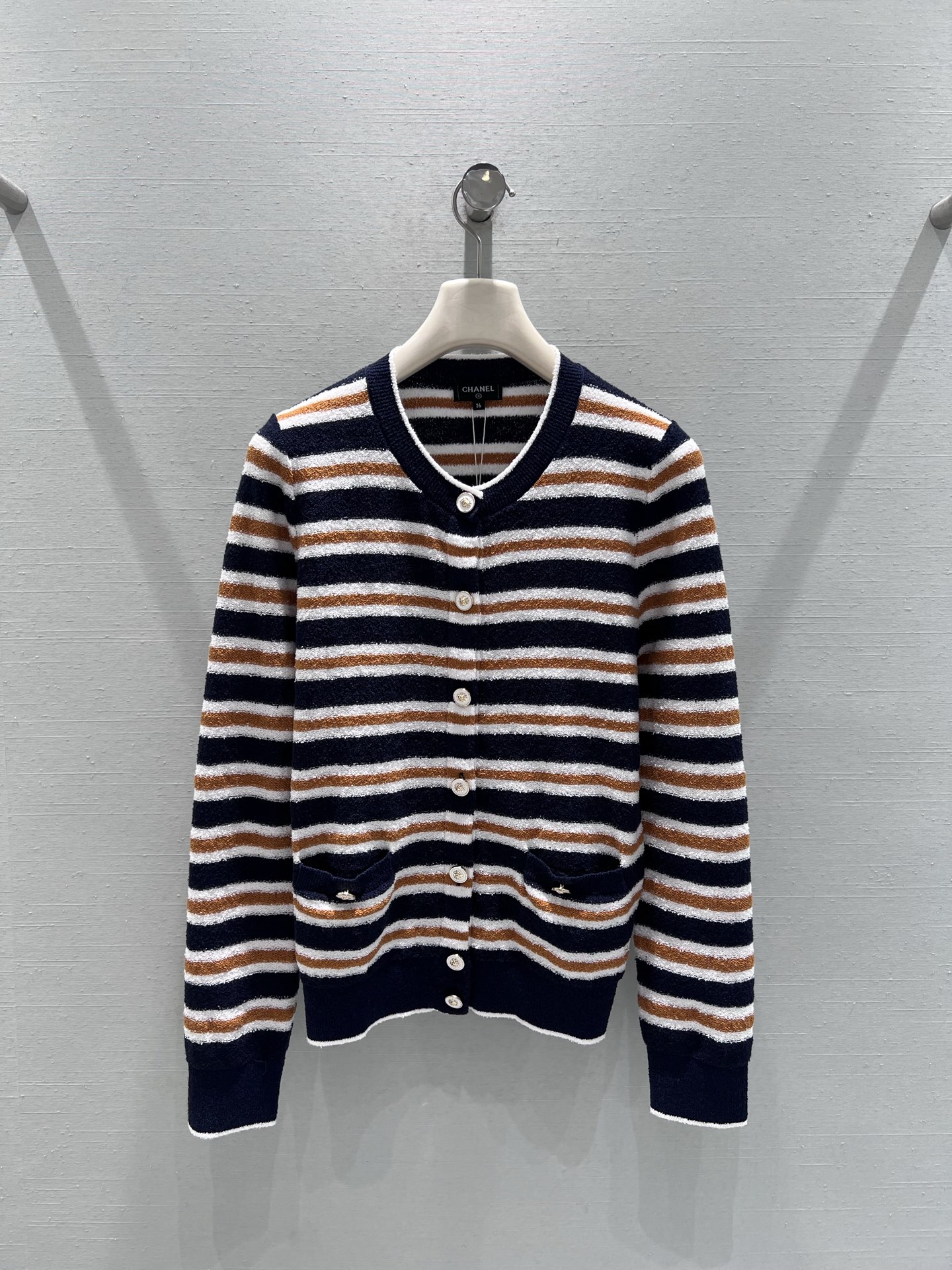 NO:657213,Support exchange Chan*L 2025FW new autumn and winter series // Striped knitted cardigan, contrasting striped knitted fabric, round neck + single-breasted design, simple and neat, with metal buckle pockets with small fragrance logo on both sides, slim and not tight version; autumn and winter single product with retro relaxation ~ two colors available SML real shot details,, chanel, alexander wang19860909支持换款Chan*L 2025FW秋冬新品系列//条纹针织开衫撞色条纹针织面料,圆领+单排扣设计简约利落,两侧搭配小香风logo的金属扣口袋,修身不紧绷的版型；自带复古松弛感的秋冬单品~两色可入 SML实拍细节,,chanel,alexander wang,Women's clothing