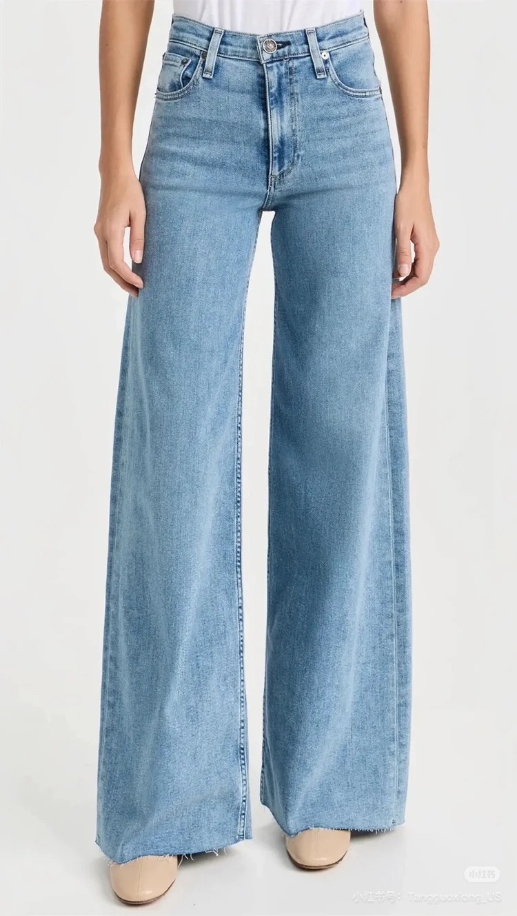 NO:658164,25FW new autumn and winter series //Light-colored high-waisted wide-leg jeans are made of light-colored denim fabrics washed many times, and the upper body is not stiff. The waist is decorated with white leather labels; classic high-waist + loose wide-leg pants type, elongated waistline, no unnecessary decoration, and has a minimalist sense of relaxation. SML,,jeans,alexander wang1986090925FW秋冬新款系列//浅色高腰阔腿牛仔裤多次水洗浅色牛仔面料,上身不发硬.腰头白色皮标装饰；经典高腰+宽松阔腿裤型,拉长腰线,没有多余装饰,自带极简松弛感. SML,,jeans,alexander wang,Women's clothing