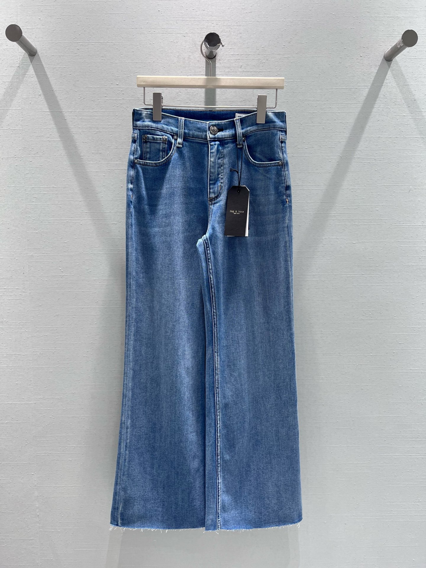 NO:658161,Support exchange 25FW new autumn and winter series //Light-colored high-waisted wide-leg jeans are made of light-colored denim fabrics washed many times, and the upper body is not stiff. The waist is decorated with white leather labels; classic high-waist + loose wide-leg pants type, elongated waistline, no unnecessary decoration, with a minimalist sense of relaxation. SML real shot details,,jeans,alexander wang19860909支持换款 25FW秋冬新款系列//浅色高腰阔腿牛仔裤多次水洗浅色牛仔面料,上身不发硬.腰头白色皮标装饰；经典高腰+宽松阔腿裤型,拉长腰线,没有多余装饰,自带极简松弛感. SML实拍细节,,jeans,alexander wang,Women's clothing