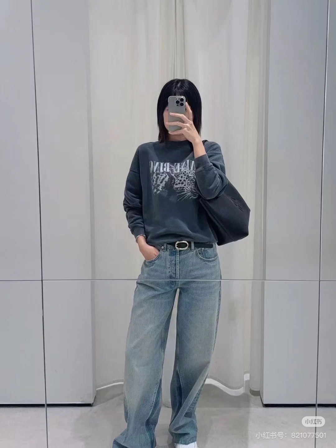 NO:658158,ANIN*BING25FW Autumn and Winter Theme Series // Leopard print round neck sweatshirt with front logo letters + cheetah head print. The pattern is of distressed white texture, creating a contrast with the dark body; the style is loose and off-shoulder, not picky about the body shape, suitable for daily wear alone or layered; the whole is an old washed charcoal gray tone, with a retro and relaxed feeling~SML,,hoodie,sweatshirts,alexander wang19860909ANIN*BING25FW秋冬主题系列//豹纹圆领卫衣正面logo字母+猎豹头像印花,图案是做旧白的质感,和深色衣身形成撞色反差；版型是宽松落肩款,不挑身形,日常单穿或叠穿都适配；整体是做旧水洗的炭灰色调,自带复古松弛感~SML,,hoodie,sweatshirts,alexander wang,Women's clothing