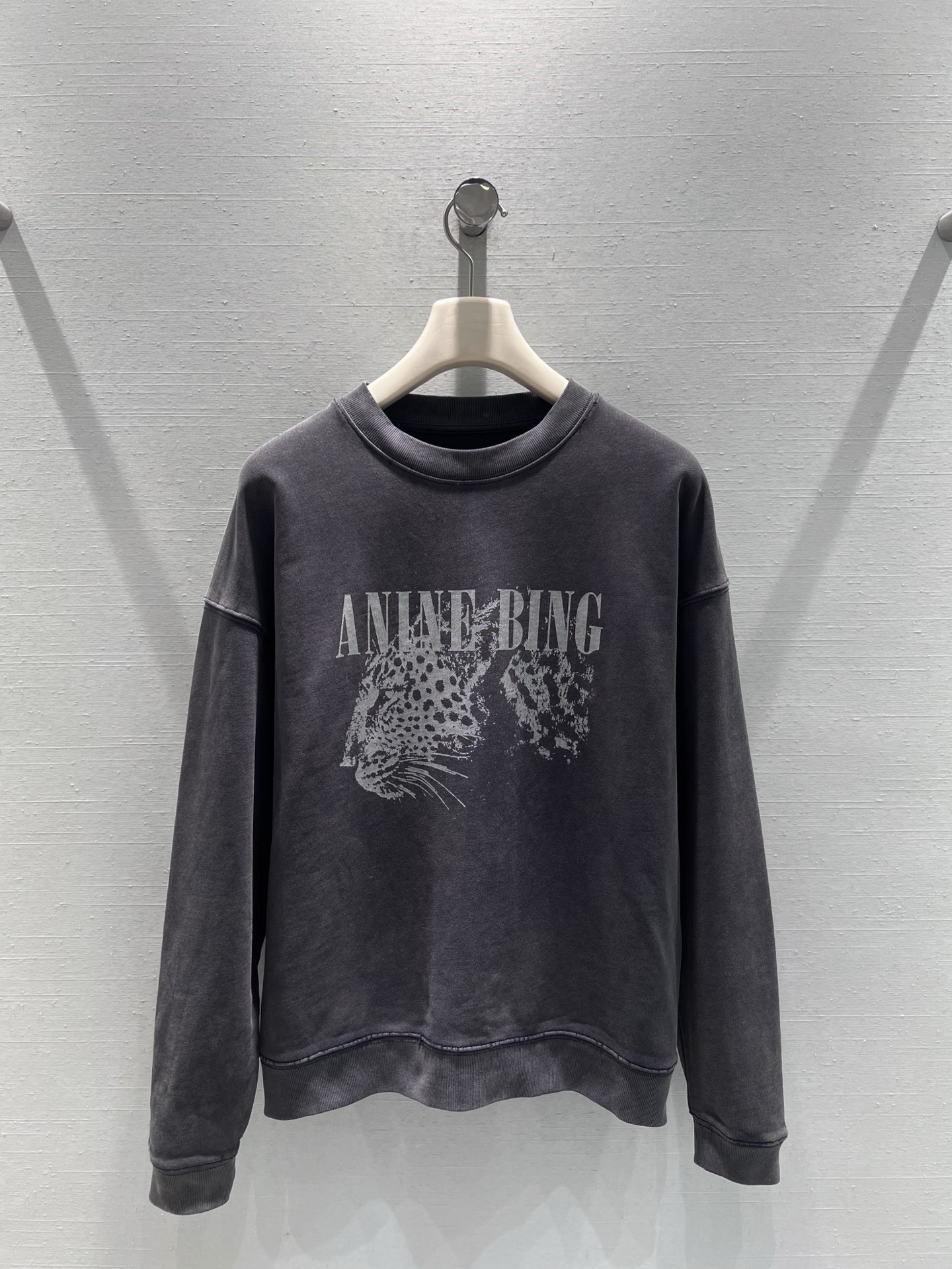 NO:658184,Supports exchange ANIN*BING25FW autumn and winter theme series // leopard print round neck sweatshirt front logo letter + cheetah head print, the pattern is an old white texture, and the dark body forms a contrast; the version is a loose shoulder style, not picky, suitable for daily wear alone or layered; the overall is an old washed charcoal gray tone, with a retro sense of relaxation ~ SML real shot details, hoodie, sweatshirts, alexander wang19860909支持换款 ANIN*BING25FW秋冬主题系列//豹纹圆领卫衣正面logo字母+猎豹头像印花,图案是做旧白的质感,和深色衣身形成撞色反差；版型是宽松落肩款,不挑身形,日常单穿或叠穿都适配；整体是做旧水洗的炭灰色调,自带复古松弛感~SML实拍细节,,hoodie,sweatshirts,alexander wang,Women's clothing