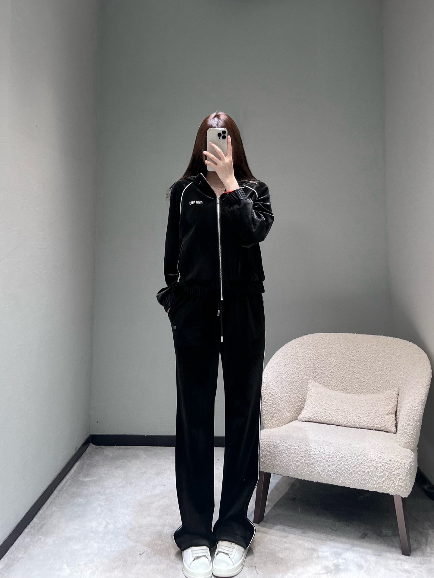 NO:658180,MIU*25FW new autumn and winter product series //Velvet casual suit is made of black velvet with a sense of luster; the jacket is hooded, with side pockets and MIU logo on the chest; the pants are high-waisted and wide-legged, with a drawstring waistband to adjust the elasticity, and white line decoration on the side, which echoes the details of the jacket, making it look slimmer and longer. SML,,miumiu,jackets & coats,hats,alexander wang19860909MIU*25FW秋冬新品系列//丝绒休闲套装黑色丝绒材质,自带光泽感；外套连帽款,侧边口袋,胸前MIU 标识；裤子高腰阔腿版型,抽绳腰头调节松紧,侧边有白色线条装饰,和外套的细节呼应,显瘦又显腿长.SML,,miumiu,jackets & coats,hats,alexander wang,Women's clothing