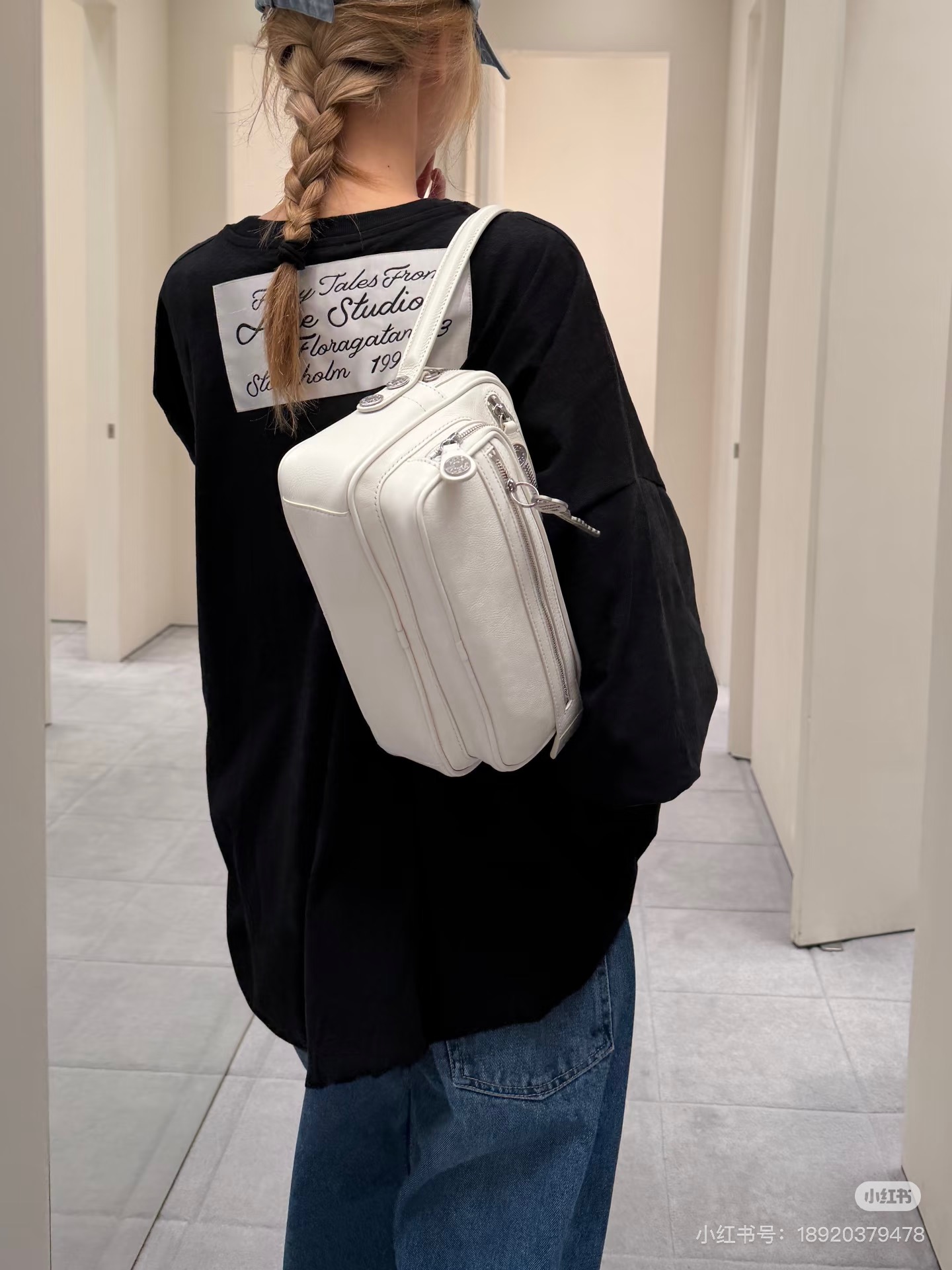 NO:658181,Acne S**dios25FW new series //The flower bud silhouette short-sleeved fabric is breathable and not stuffy. The loose flower bud silhouette, the hem naturally gathers with a slightly fluffy flower bud effect, can hide the flesh and has a sense of design; the sleeve type is longer three-quarter sleeves, with white label ACN* printing on the back, focusing on a lazy and casual style. SML,,acne studios,dior,T-shirt,alexander wang19860909Acne S**dios25FW新款系列//花苞廓形短袖面料透气不闷,宽松的花苞廓形,衣摆自然收拢带点微蓬的花苞效果,既能藏肉又很有设计感；袖型是偏长的五分袖,背后白色标签ACN*印花,主打慵懒随性的松弛感风格.SML,,acne studios,dior,T-shirt,alexander wang,Women's clothing