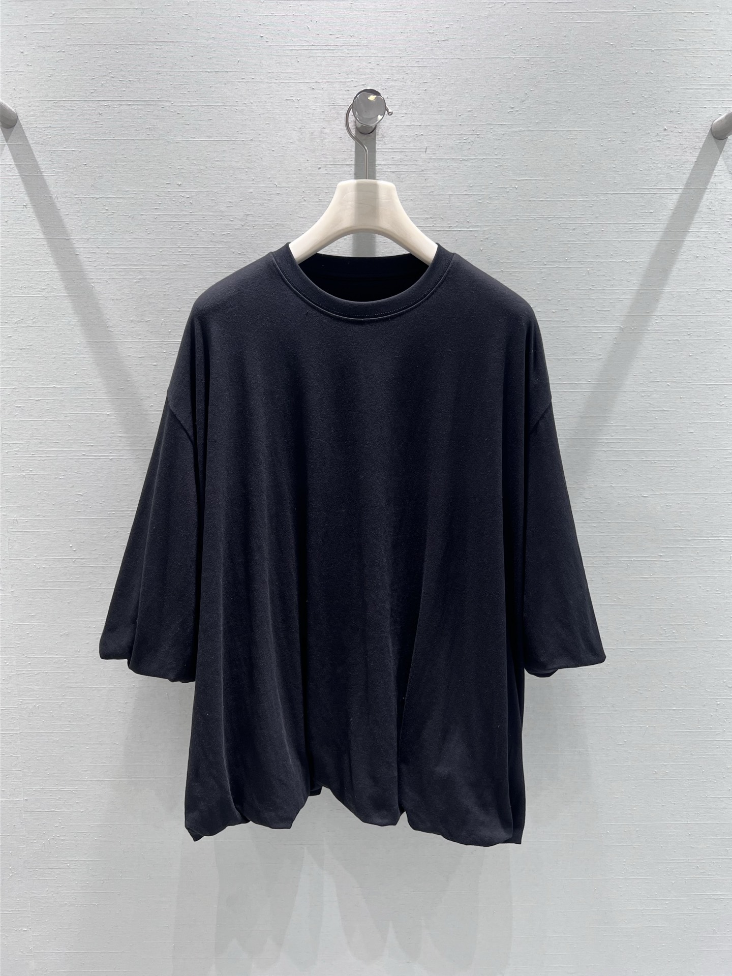 NO:658178,Support for Acne S**dios25FW new series // bud silhouette short-sleeved fabric is breathable and not stuffy, loose bud silhouette, the hem is naturally gathered with a slightly fluffy bud effect, which can hide the flesh and has a sense of design; the sleeve type is longer three-quarter sleeves, with white label ACN* printing on the back, focusing on a lazy and casual style. SML real shot details, acne  studios,dior,T-shirt,alexander wang19860909支持换款Acne S**dios25FW新款系列//花苞廓形短袖面料透气不闷,宽松的花苞廓形,衣摆自然收拢带点微蓬的花苞效果,既能藏肉又很有设计感；袖型是偏长的五分袖,背后白色标签ACN*印花,主打慵懒随性的松弛感风格.SML实拍细节,,acne studios,dior,T-shirt,alexander wang,Women's clothing